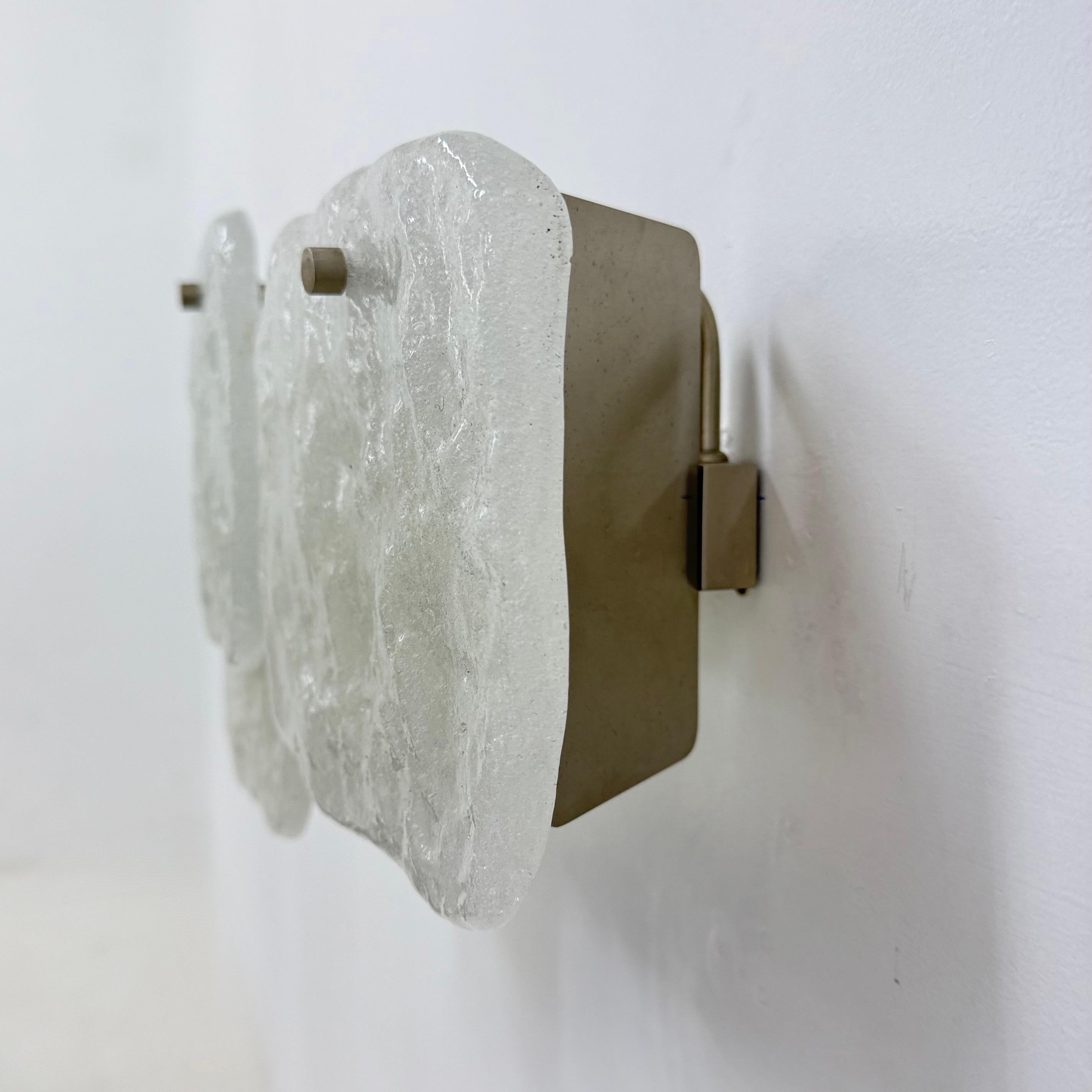Lámpara de pared modernista de vidrio helado esmerilado atribuida a J.T. Kalmar para Kalmar en venta 4