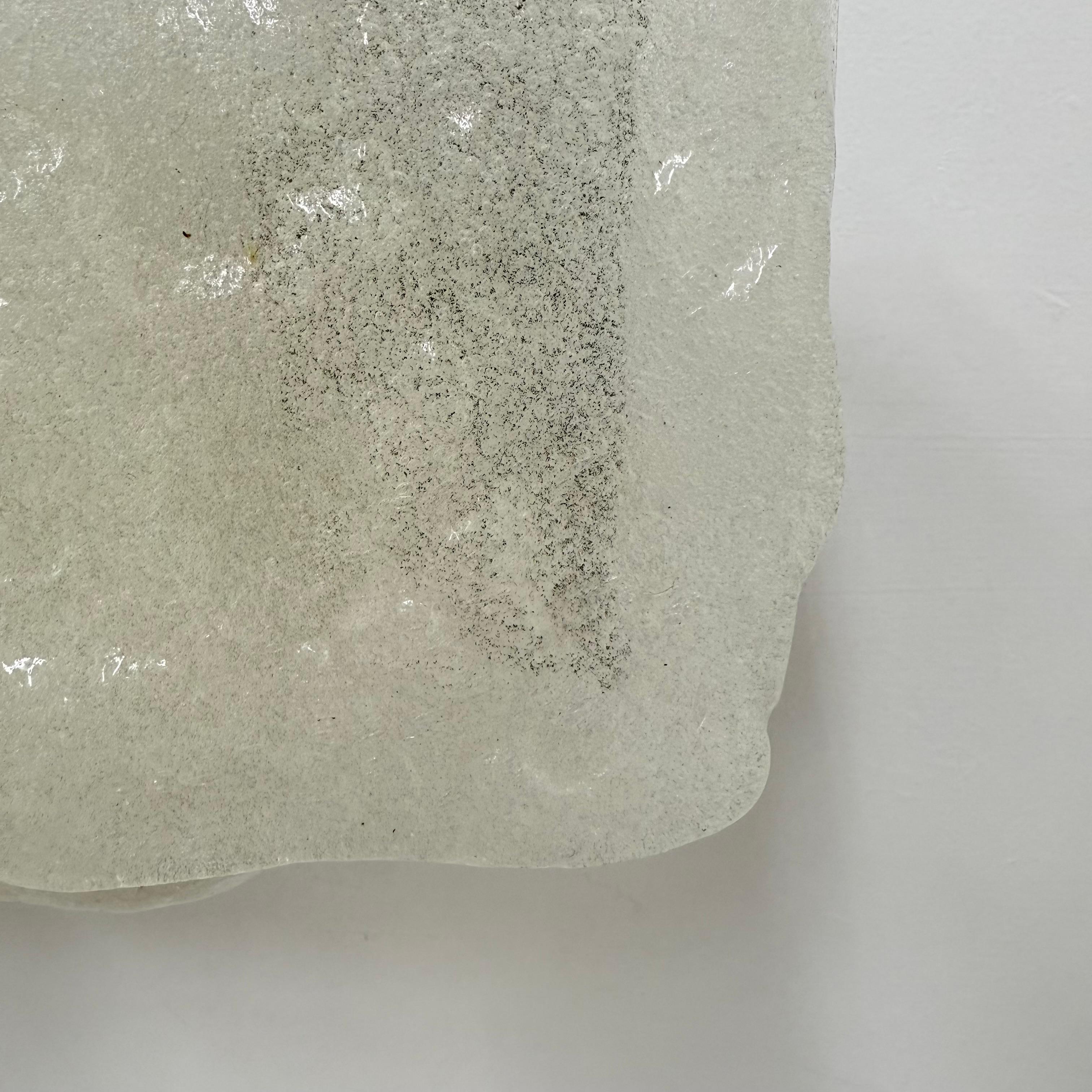 Lámpara de pared modernista de vidrio helado esmerilado atribuida a J.T. Kalmar para Kalmar en venta 6
