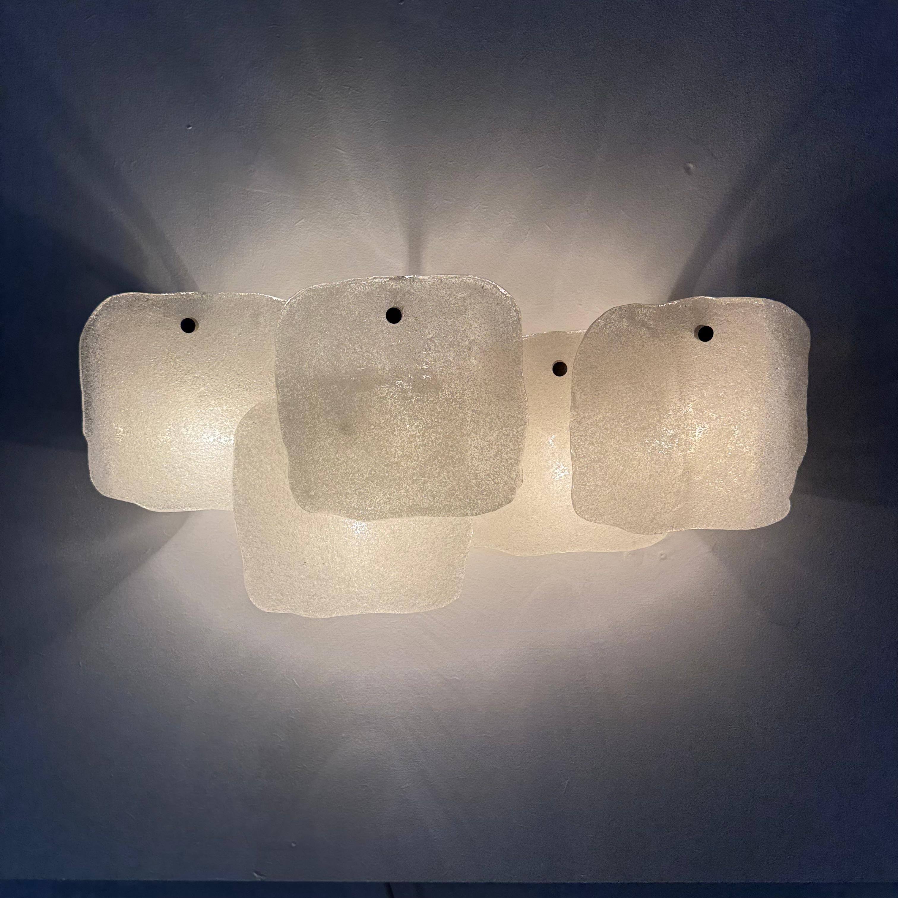 Lámpara de pared modernista de vidrio helado esmerilado atribuida a J.T. Kalmar para Kalmar en venta 13
