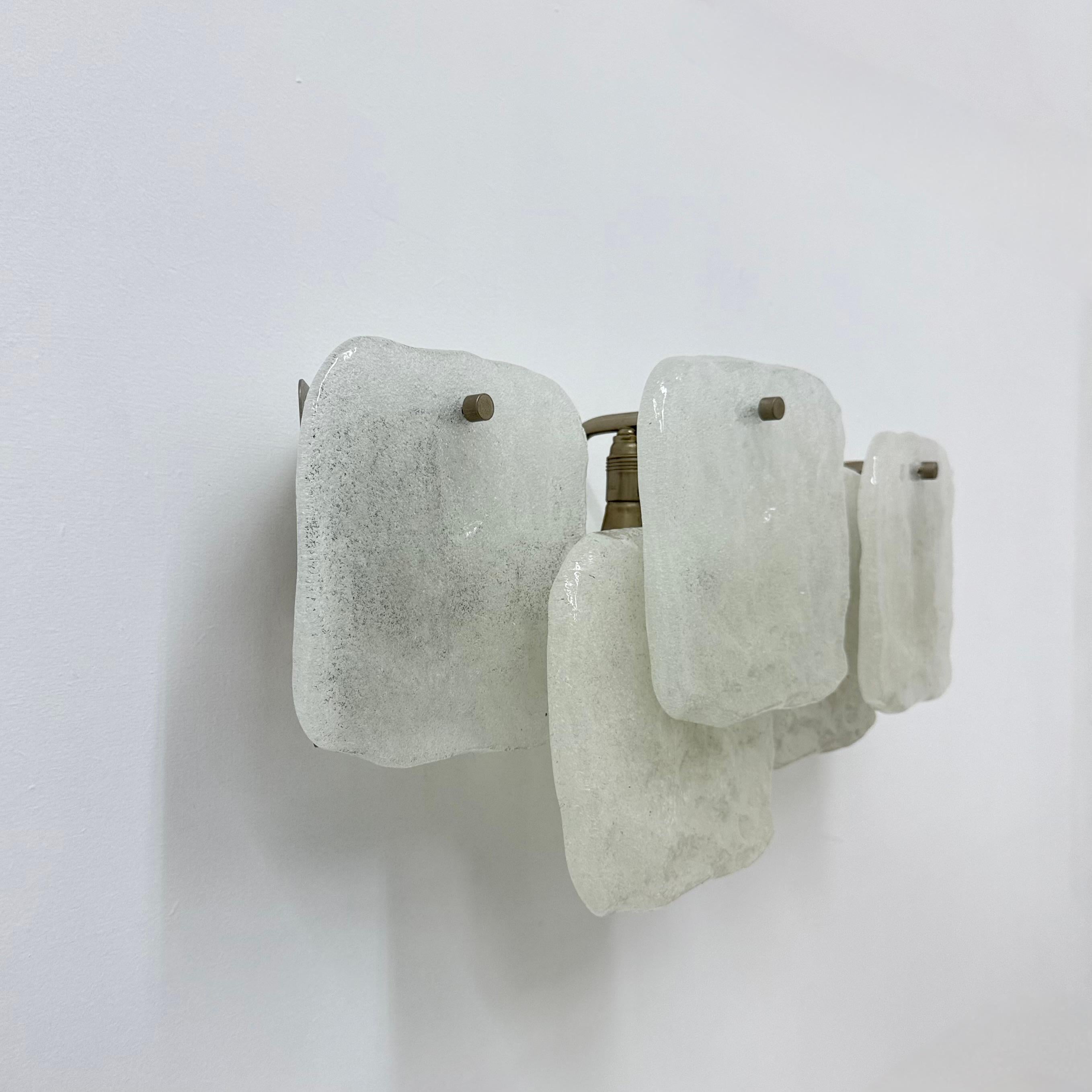 Lámpara de pared modernista de vidrio helado esmerilado atribuida a J.T. Kalmar para Kalmar Alemán en venta