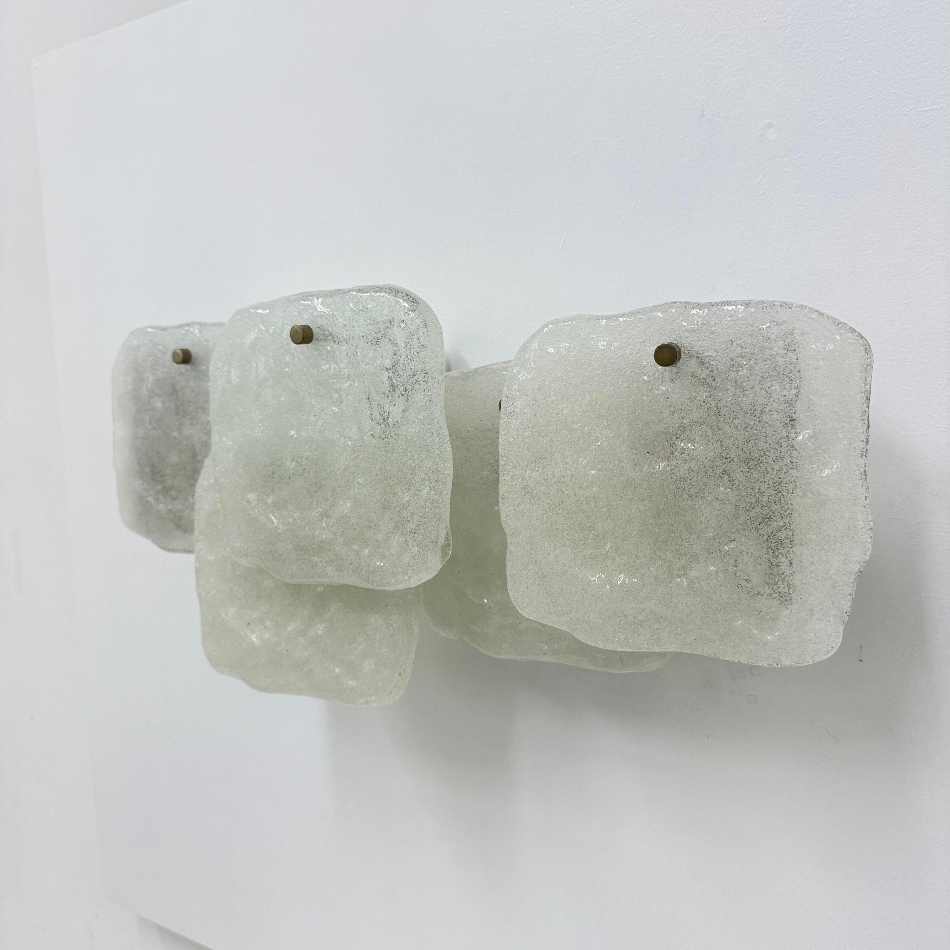 Lámpara de pared modernista de vidrio helado esmerilado atribuida a J.T. Kalmar para Kalmar en Bueno estado para la venta en Delft, NL