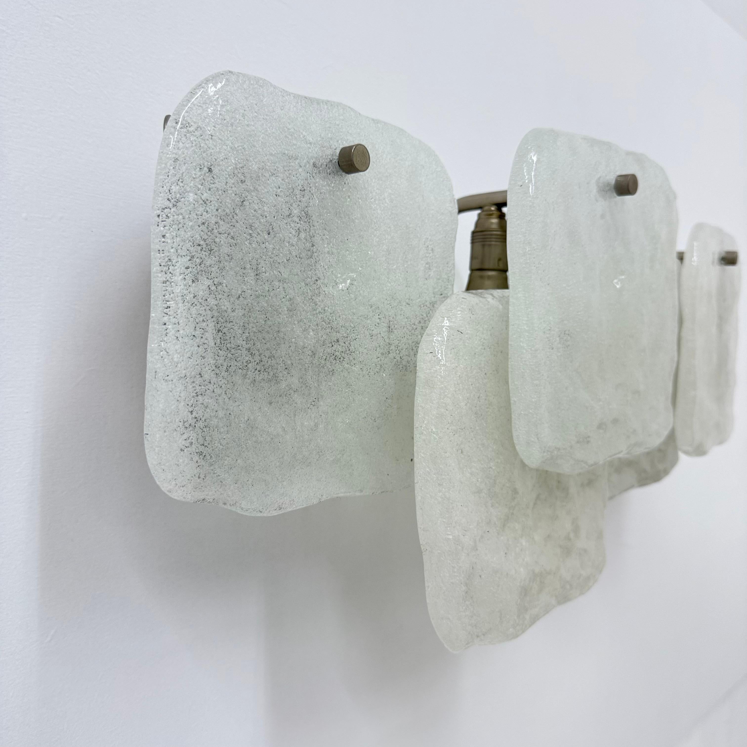 Lámpara de pared modernista de vidrio helado esmerilado atribuida a J.T. Kalmar para Kalmar en venta 1
