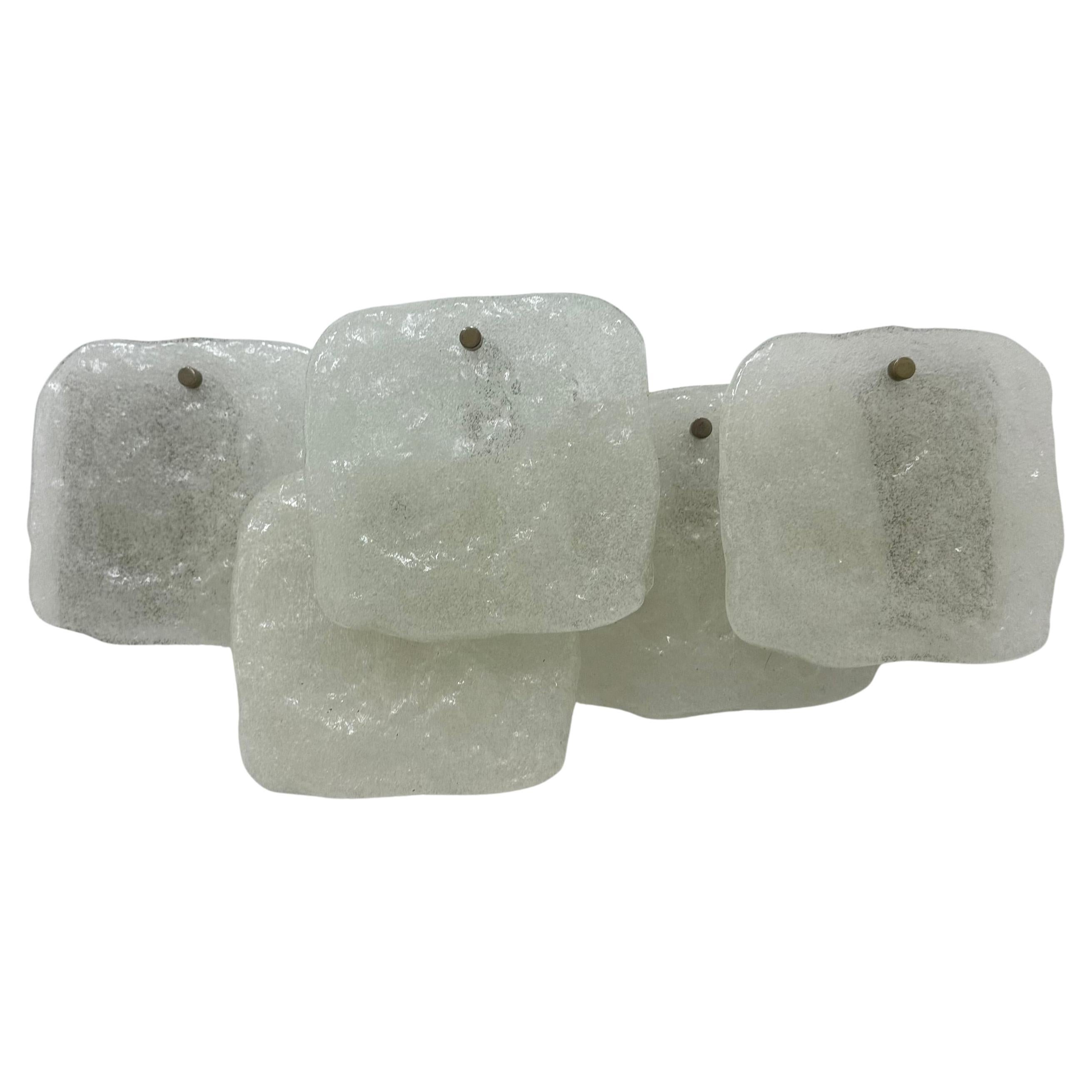 Lámpara de pared modernista de vidrio helado esmerilado atribuida a J.T. Kalmar para Kalmar en venta