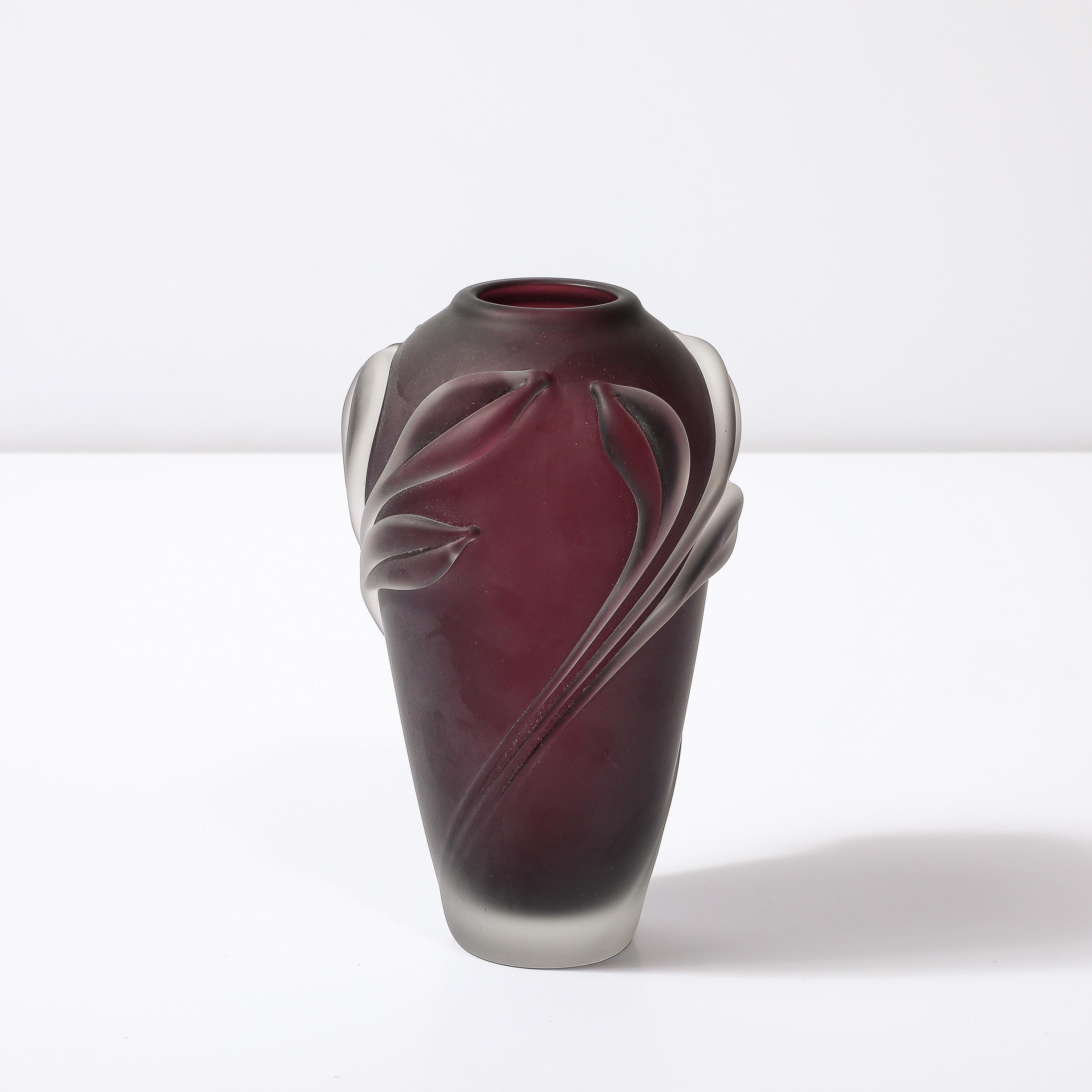Fin du 20e siècle Vase moderniste en verre dépoli et améthyste fumée avec détails floraux par William Glasner en vente