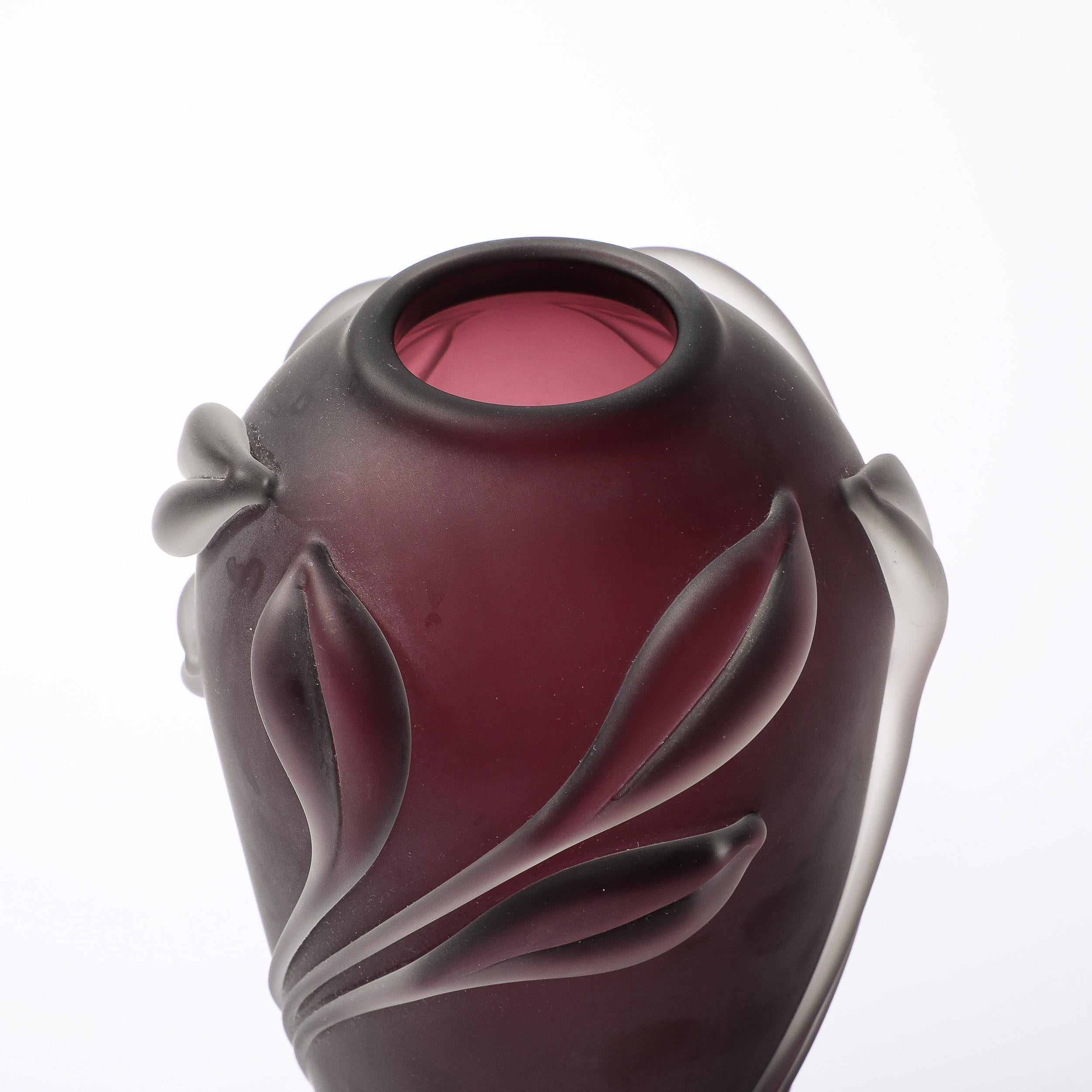 Vase moderniste en verre dépoli et améthyste fumée avec détails floraux par William Glasner en vente 1