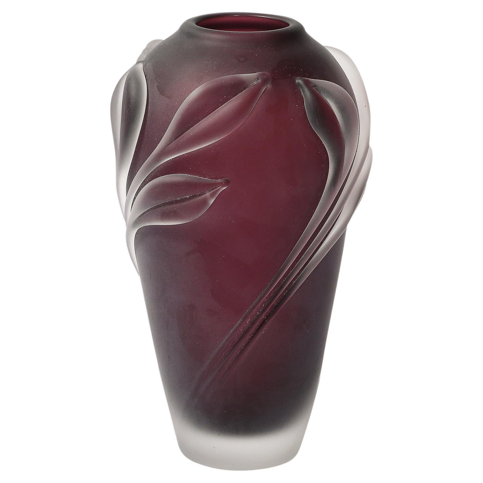 Vase moderniste en verre dépoli et améthyste fumée avec détails floraux par William Glasner