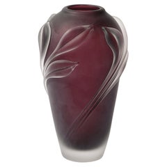 Vase moderniste en verre dépoli et améthyste fumée avec détails floraux par William Glasner