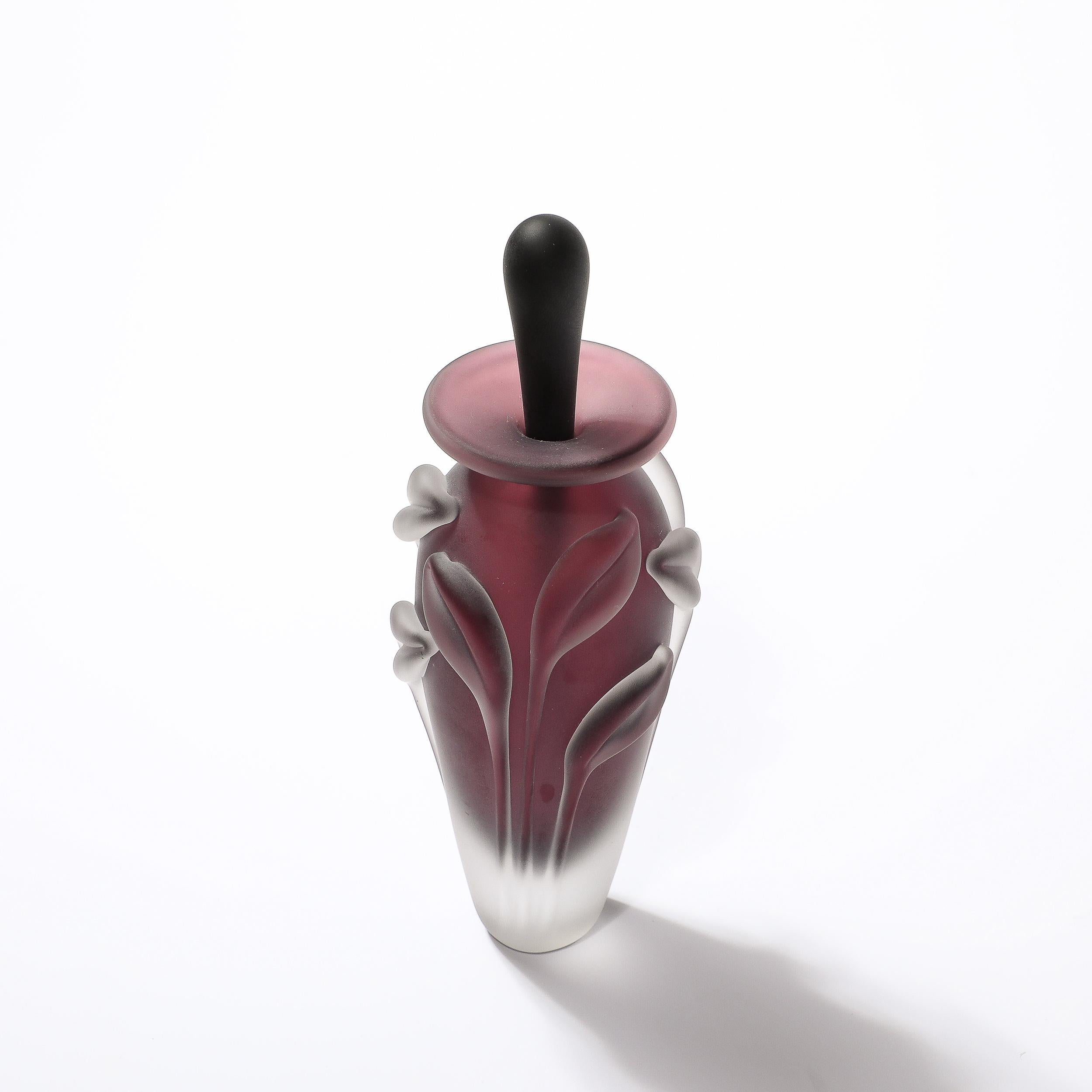Modernistische Parfümflasche aus mattiertem, geräuchertem, geräuchertem Amethyst-Blumenglas von William Glasner 3