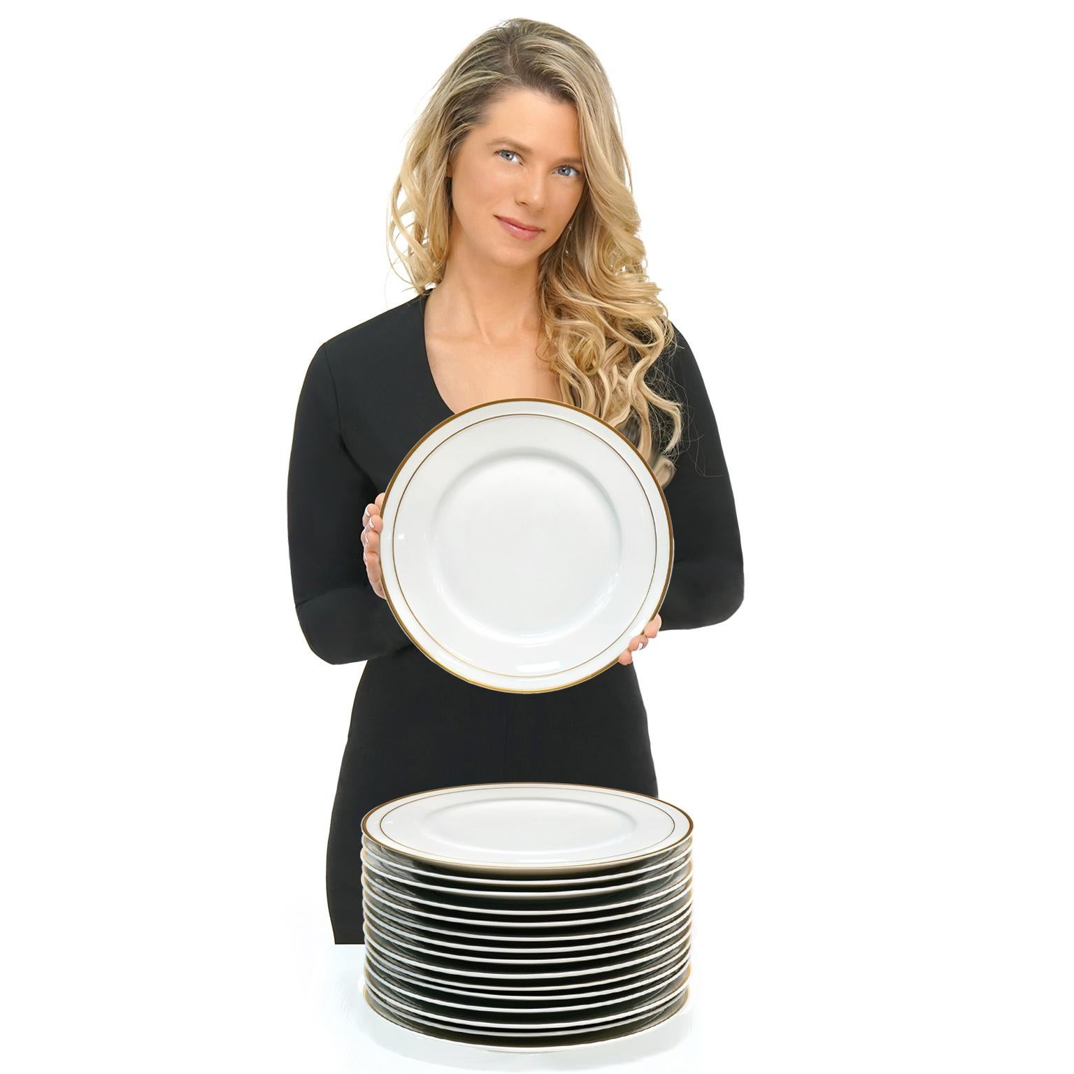 Años 60, porcelana de Furstenberg Porcelain, Alemania, motivo Wilhelmina. Esta elegante y moderna vajilla blanca del famoso fabricante de porcelana Furstenberg Porcelain presenta dos líneas doradas que delimitan el borde. La línea interior es
