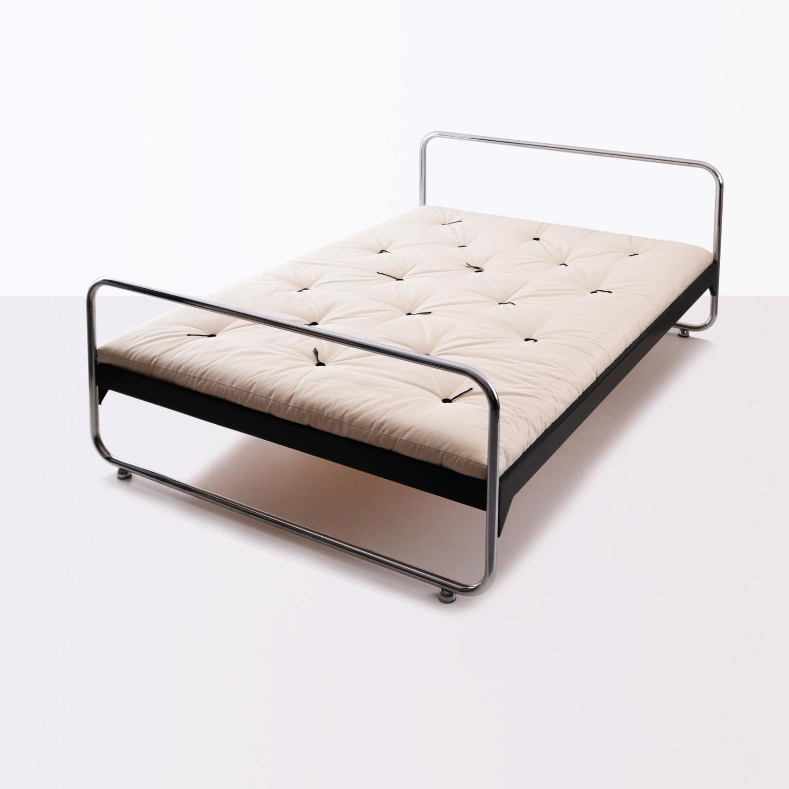Moderne Lit Futon Moderniste, Acier chromé, Métal laqué, Personnalisable en vente