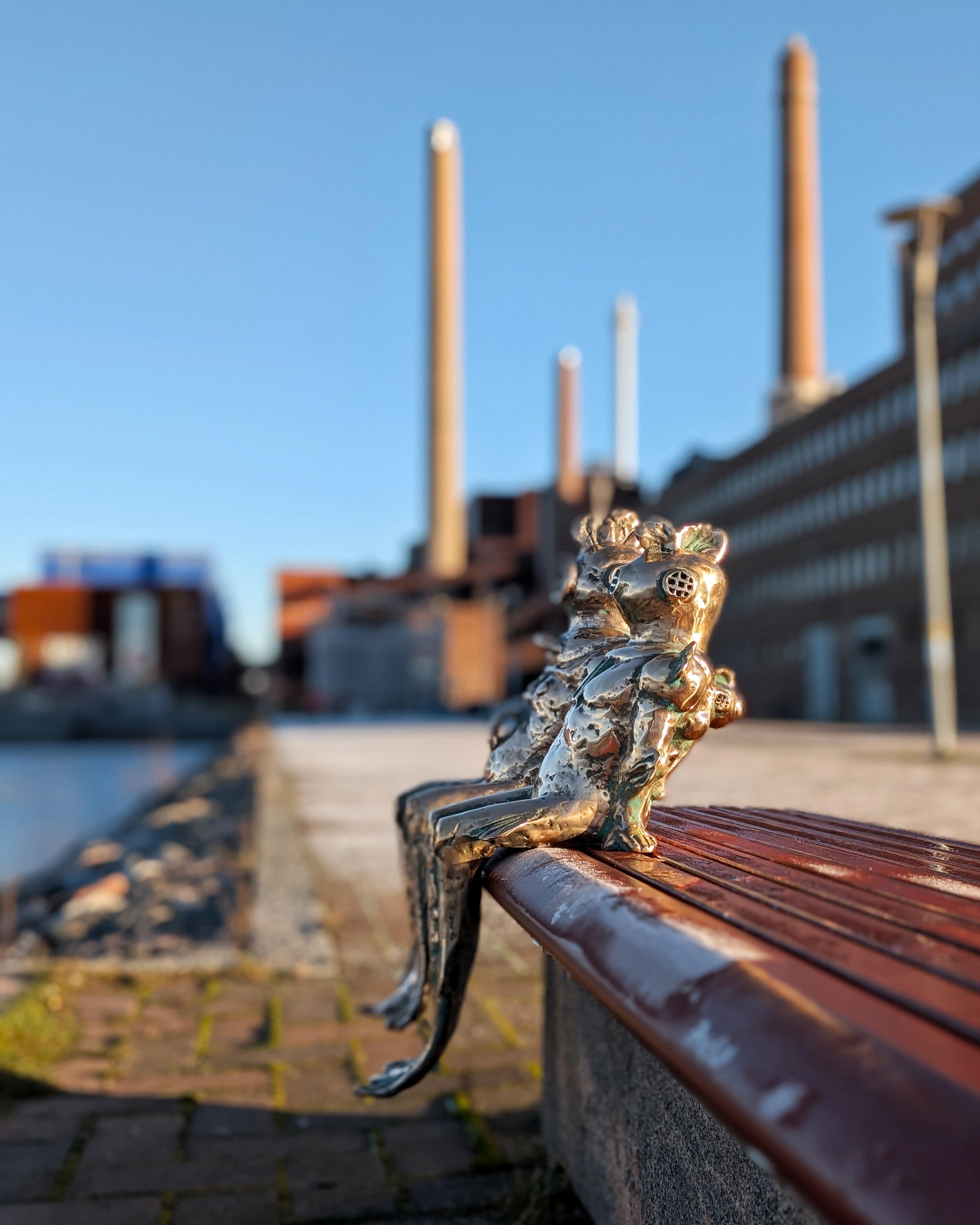 Modernist Futuristic Diver Brass Sculpture, Eldest by Sakari Kannosto 2025 in vendita 4