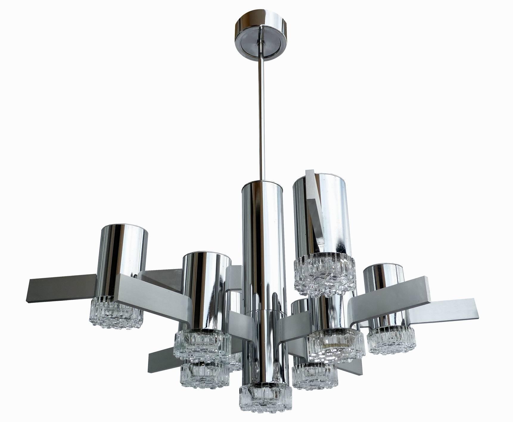 Origineller skulpturaler Vintage-Kronleuchter mit neun Leuchten aus poliertem Chrom und gebürstetem Aluminium mit zylindrischen Elementen, die in strukturierten Glasdiffusoren enden. 

Entworfen von dem italienischen Designer und Hersteller Gaetano