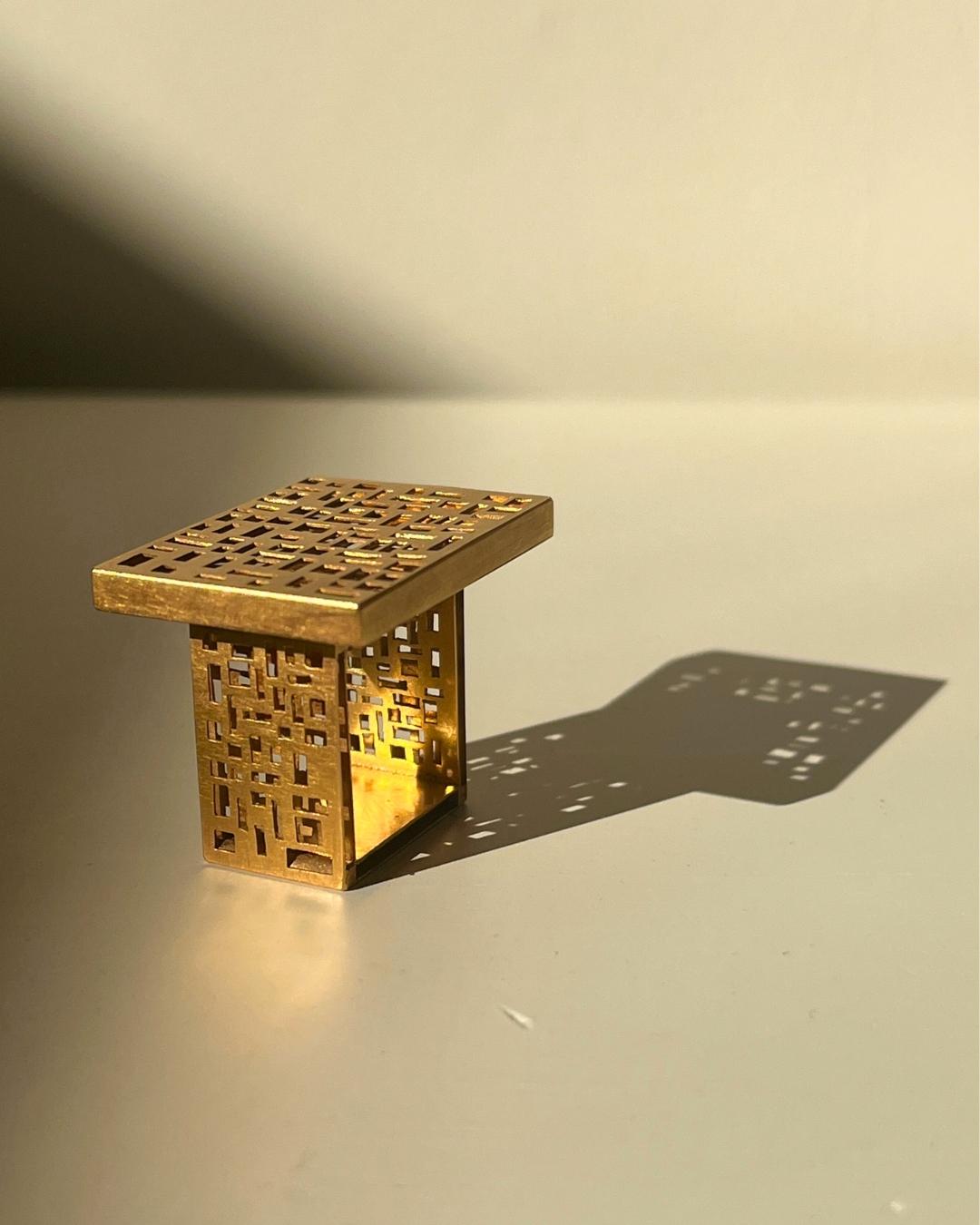 Bague à tige carrée moderniste en or jaune 18 carats Unisexe en vente