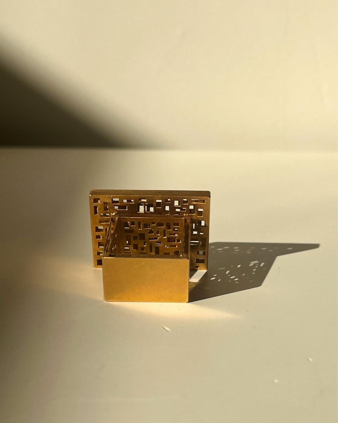 Bague à tige carrée moderniste en or jaune 18 carats en vente 1