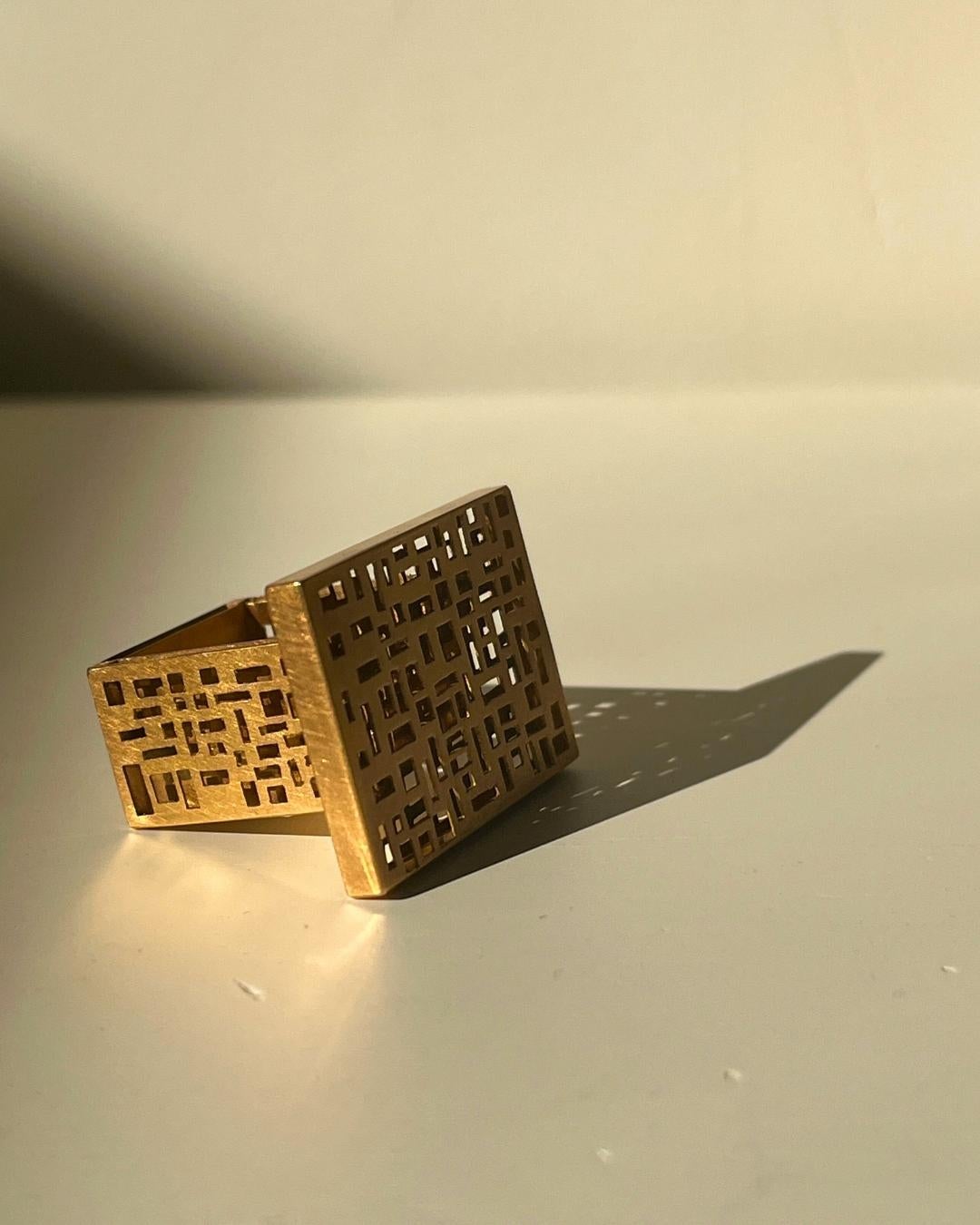 Bague à tige carrée moderniste en or jaune 18 carats en vente 2