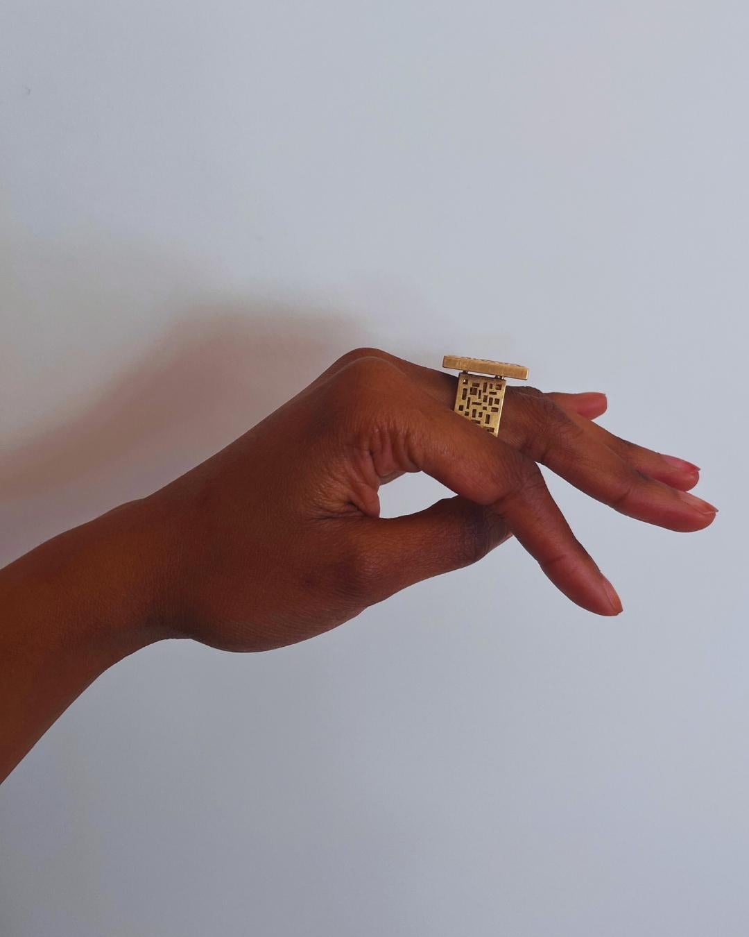 Bague à tige carrée moderniste en or jaune 18 carats en vente 3