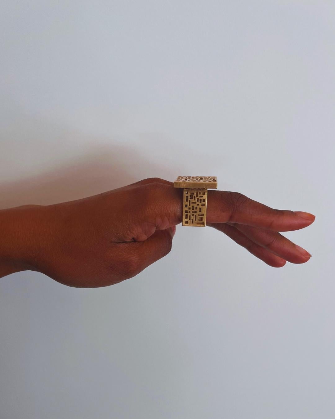 Bague à tige carrée moderniste en or jaune 18 carats en vente 4