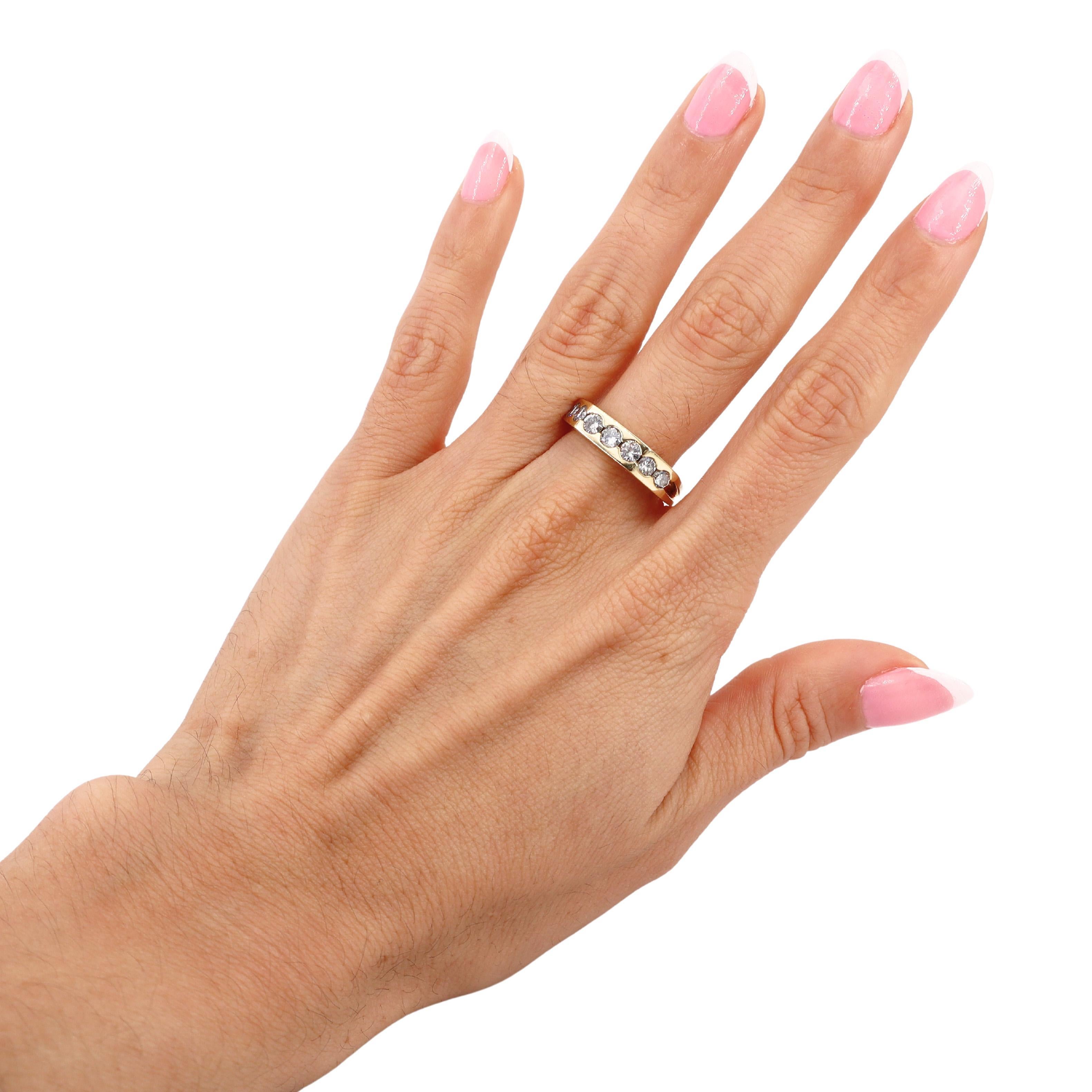 Cette exquise bague en or jaune 18 carats présente un étonnant design géométrique qui allie sans effort élégance et style contemporain. Avec sept diamants ronds graduellement taillés, la disposition unique de la bague met en valeur la brillance et