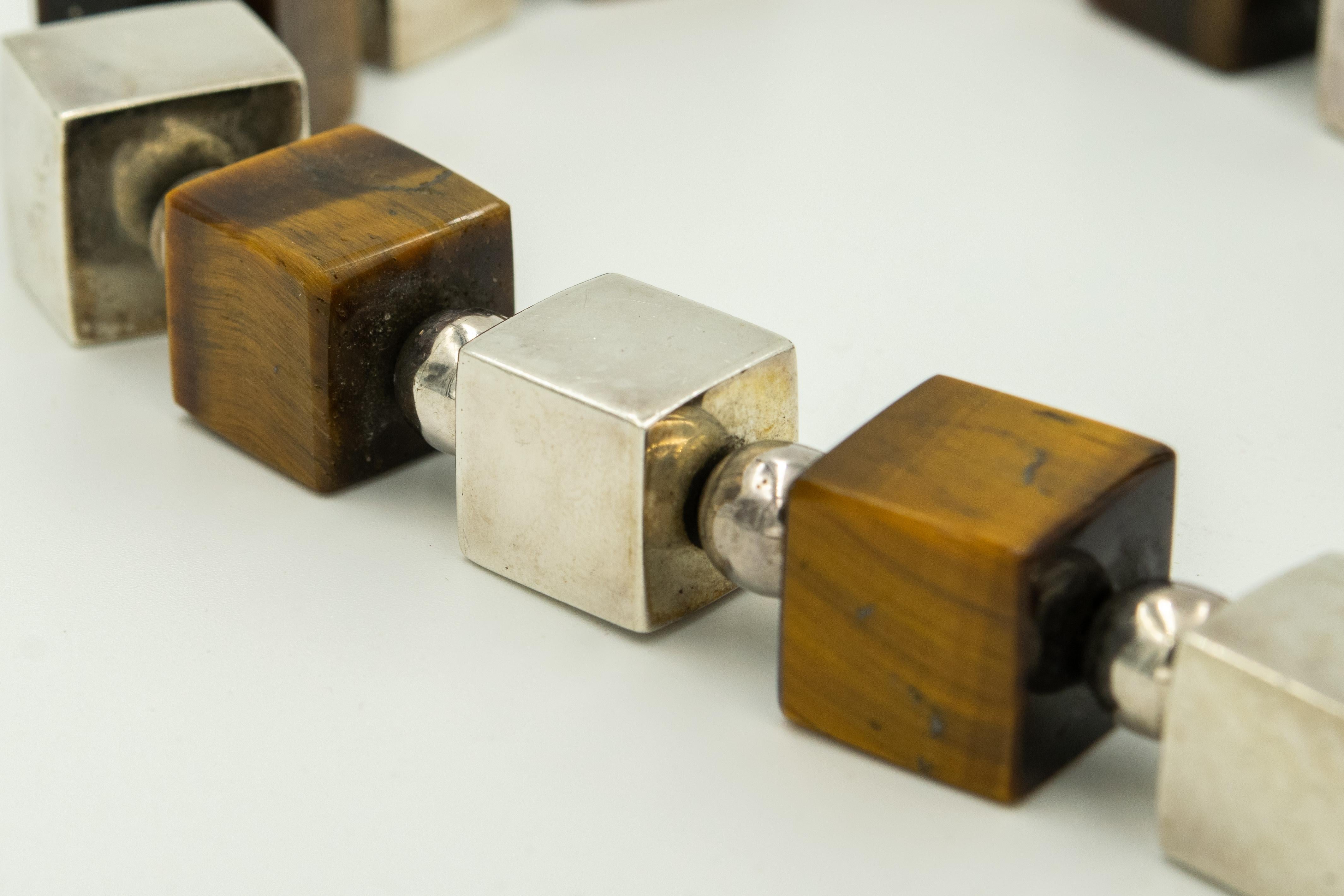 da uomo o donna Collana modernista in argento con cerchio geometrico, cubo quadrato e occhio di tigre in vendita
