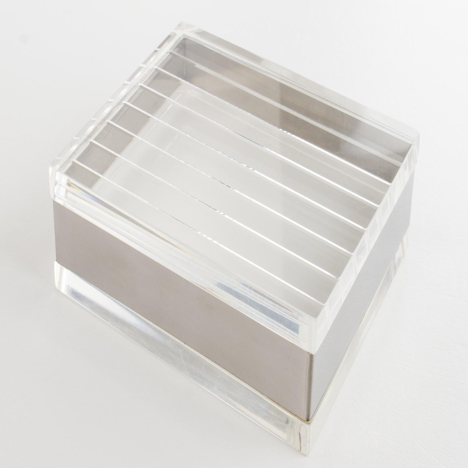 Esta elegante caja decorativa con tapa en forma de diamante tiene un diseño que recuerda a la obra de Philippe Cheverny. Fabricada hacia 1970, esta bonita pieza decorativa presenta una forma geométrica con una placa de Lucite transparente
