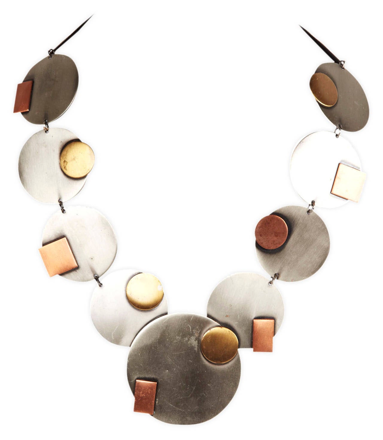 Modernistisches geometrisches Collier aus gemischtem Metall aus den 1980er Jahren. Patinierte versilberte Scheiben sind mit kontrastierenden Kreisen und Quadraten aus Kupfer und Messing versehen. Groß und auffällig im Maßstab. 18.5