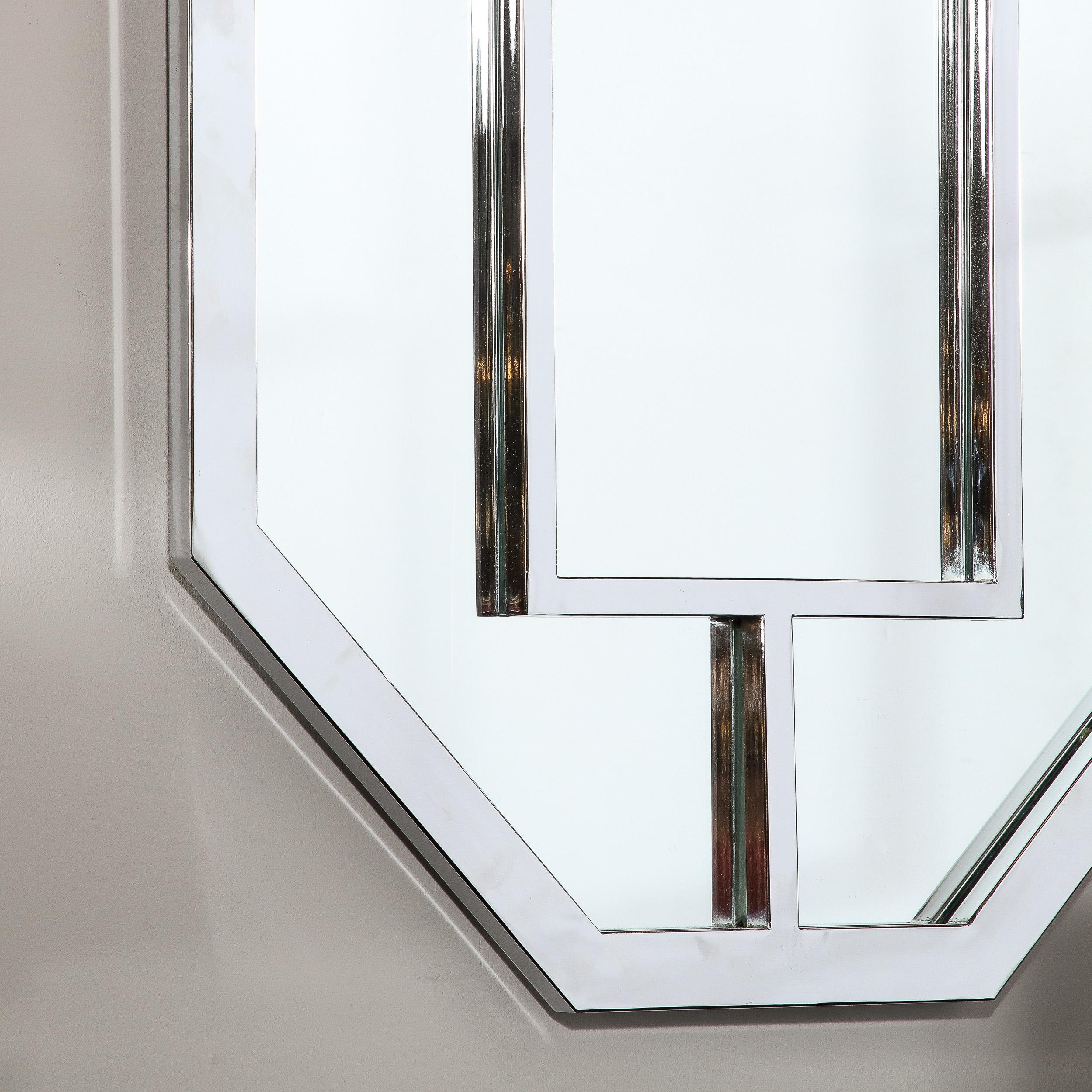 Miroir octogonal géométrique moderniste en forme de bouclier avec détails chromés en vente 2