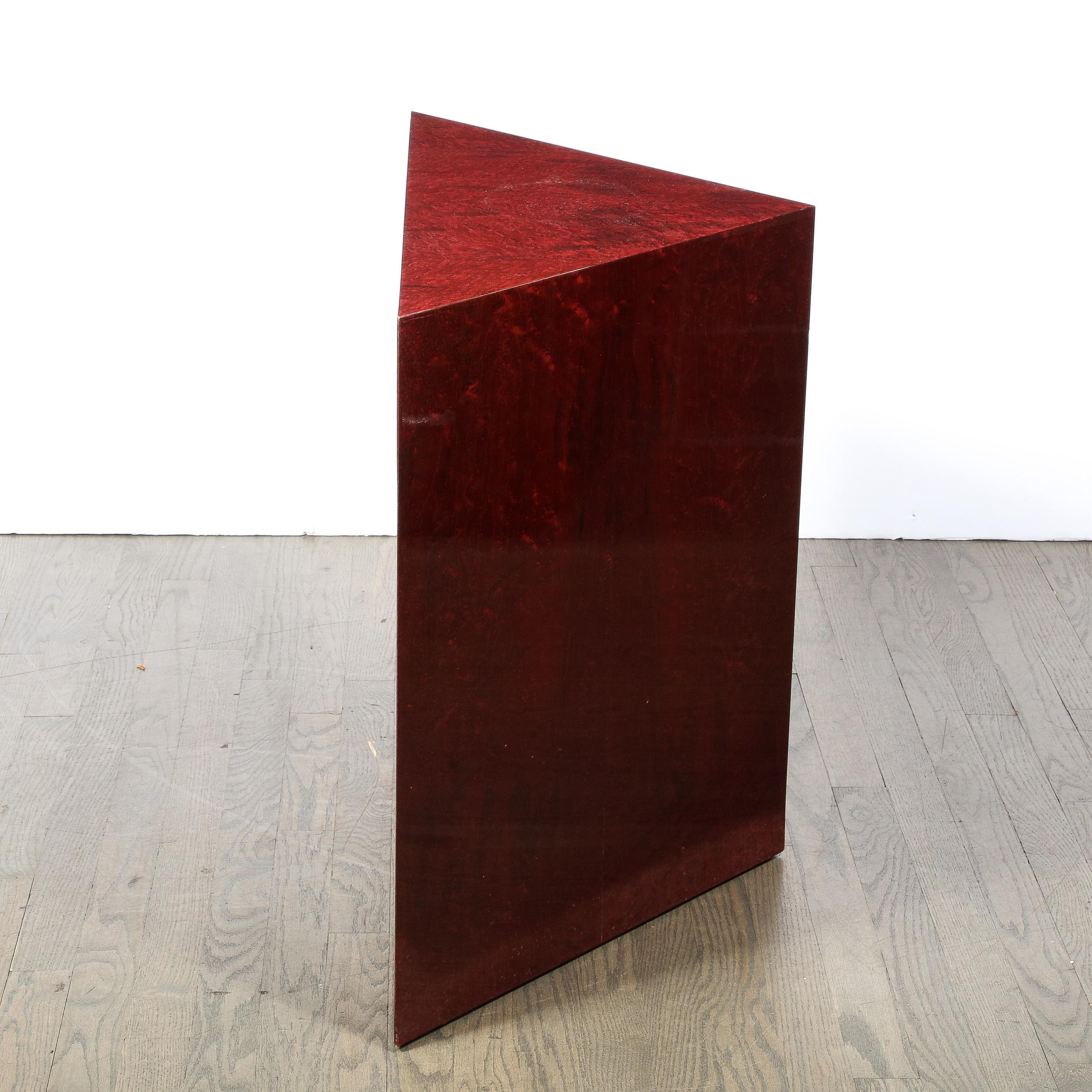 Geometrischer dreieckiger Beistell-/Akzenttisch aus gemasertem Nussbaumholz von Pace, modernistischer Stil im Zustand „Hervorragend“ im Angebot in New York, NY