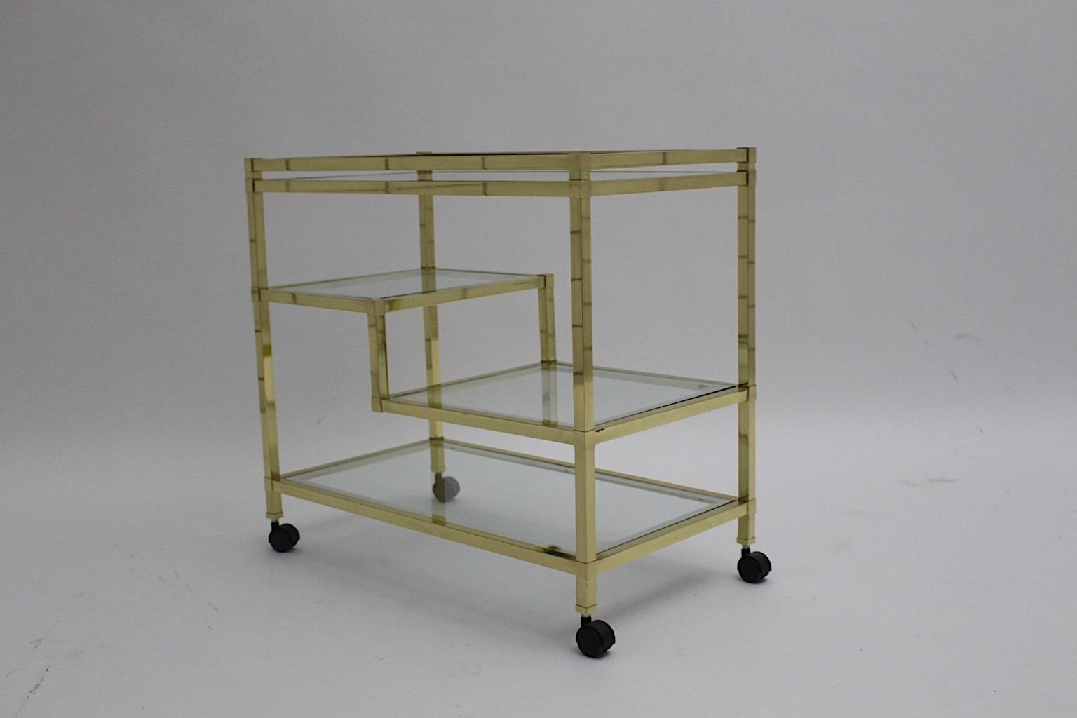 Carrito de Bar Modernista Geométrico Vintage Metal Dorado Cristal Años 70 Italia en Bueno estado para la venta en Vienna, AT
