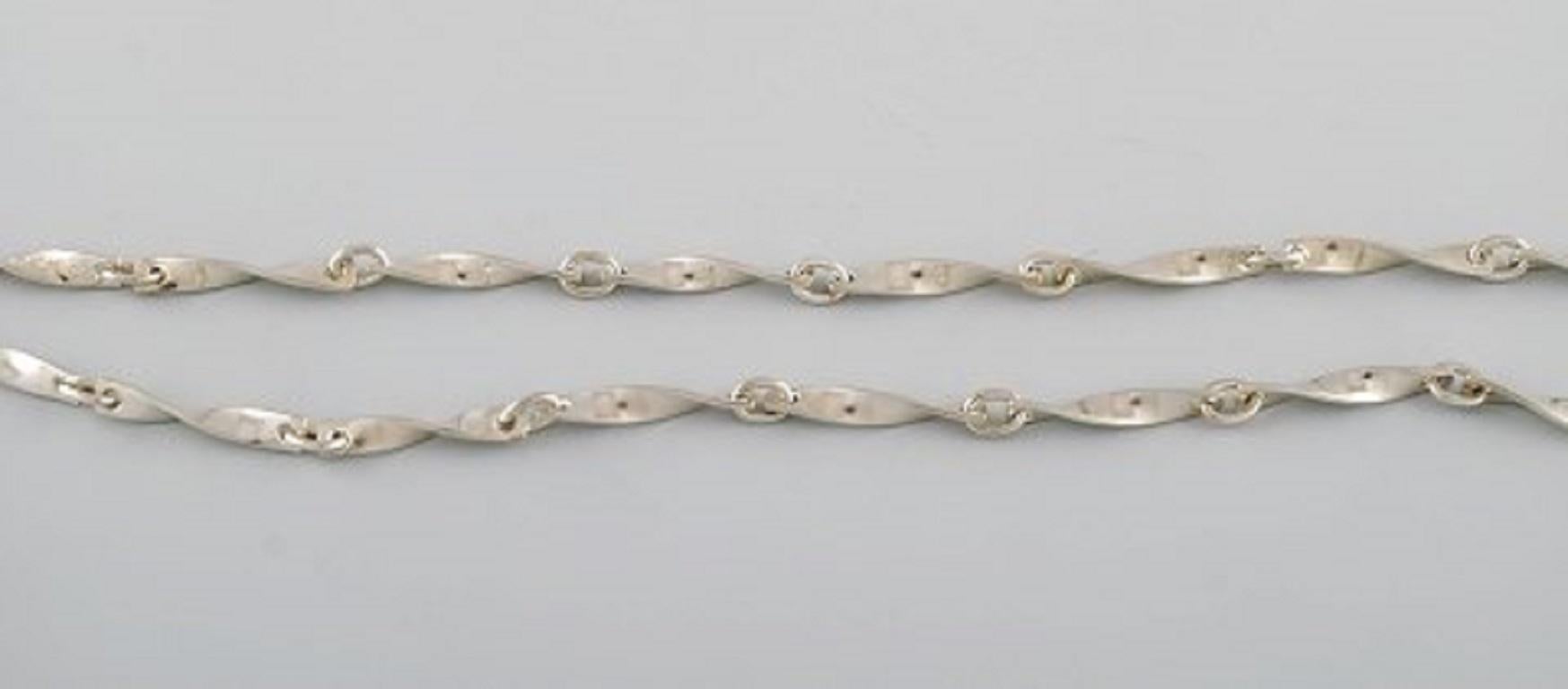 Modernist Georg Jensen necklace in sterling silver. 20th century.
Width: 3 mm.
Total length: 76 cm.
In very good condition.
Stamped.

