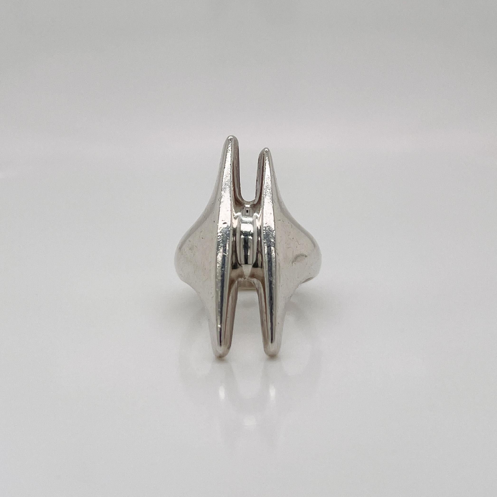 A fine George Jensen ring.

In sterling silver. 

Model No. 126. 

Designed by Henning Koppel. 

Simply a great Jensen ring!

Date:
20th Century

Overall Condition:
It is in overall good, as-pictured, used estate condition with some fine & light