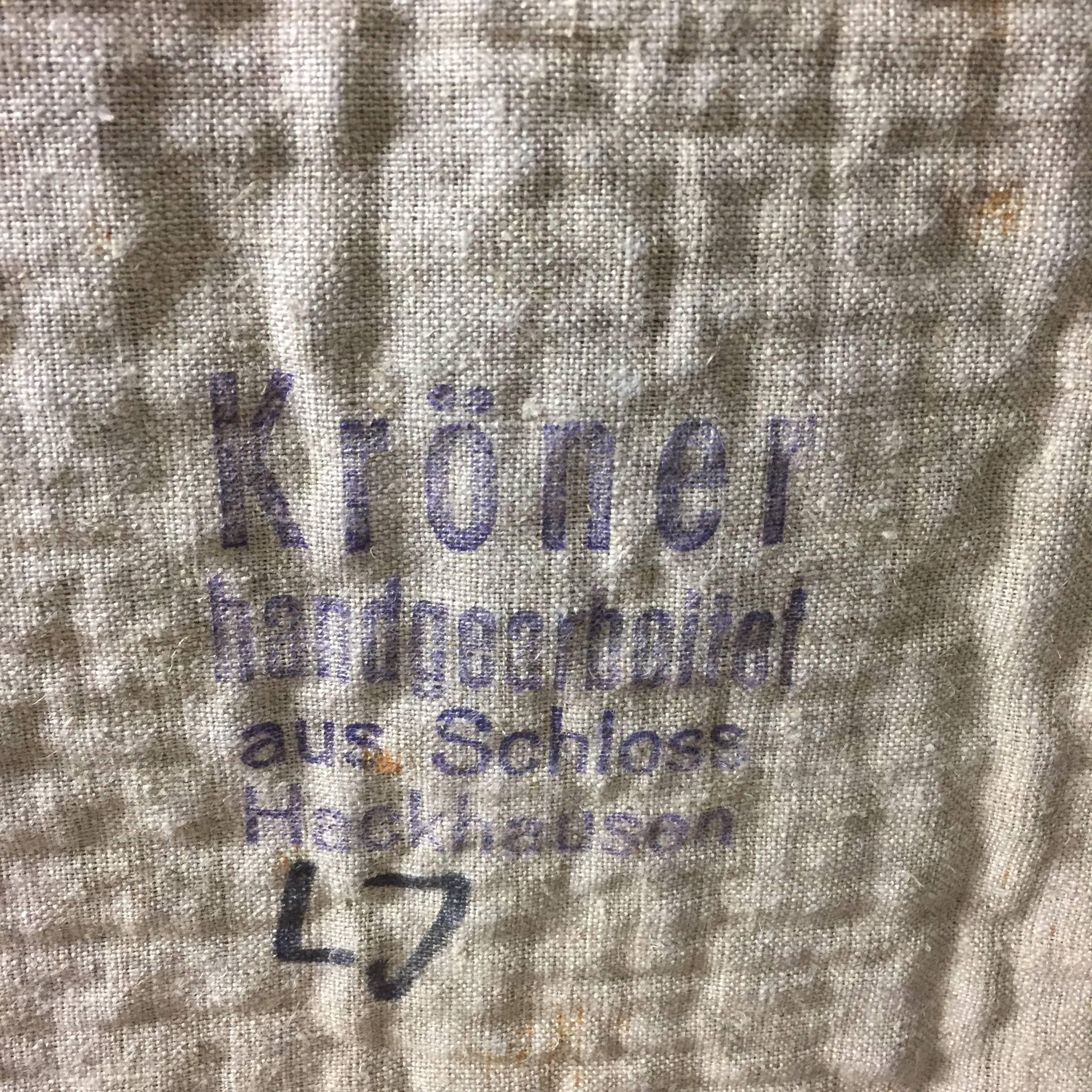 Artikel:

Wandteppich


Jahrzehnt:

1970s


Herkunft:

Deutschland


Produzent:

Schloss Hackhausen, Deutschland


Design/One:

Ewald Kröner



Beschreibung:

Dieser Teppich ist ein großartiges Beispiel für ein