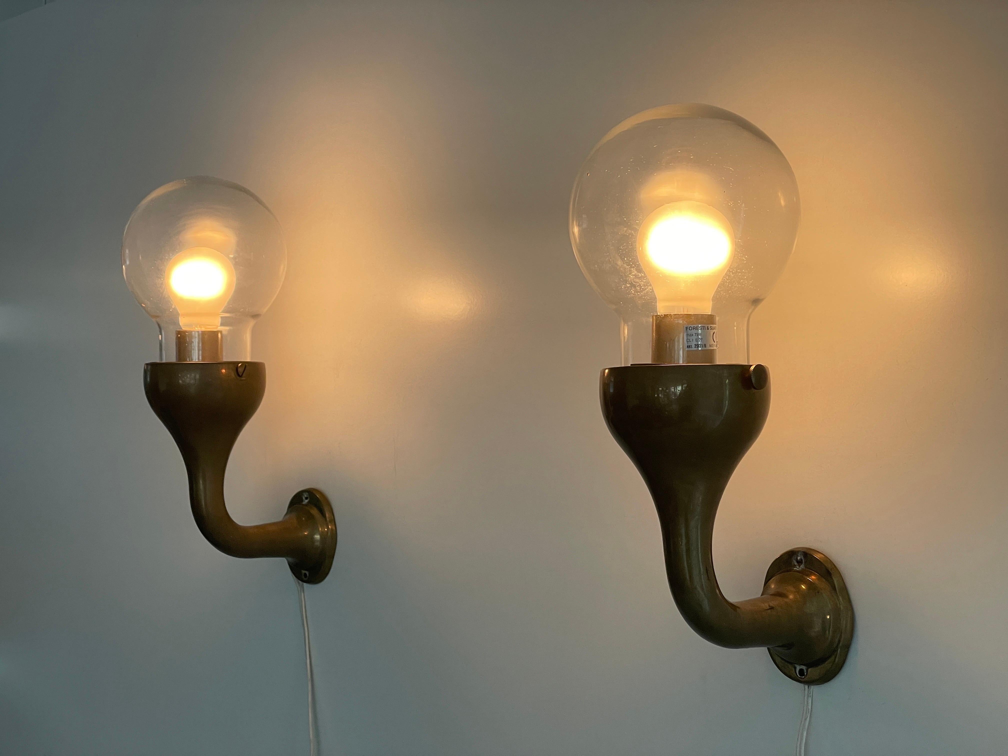 Modernist Glass and Bronze Body Pair of Sconces, 1960s, Italy en venta 3