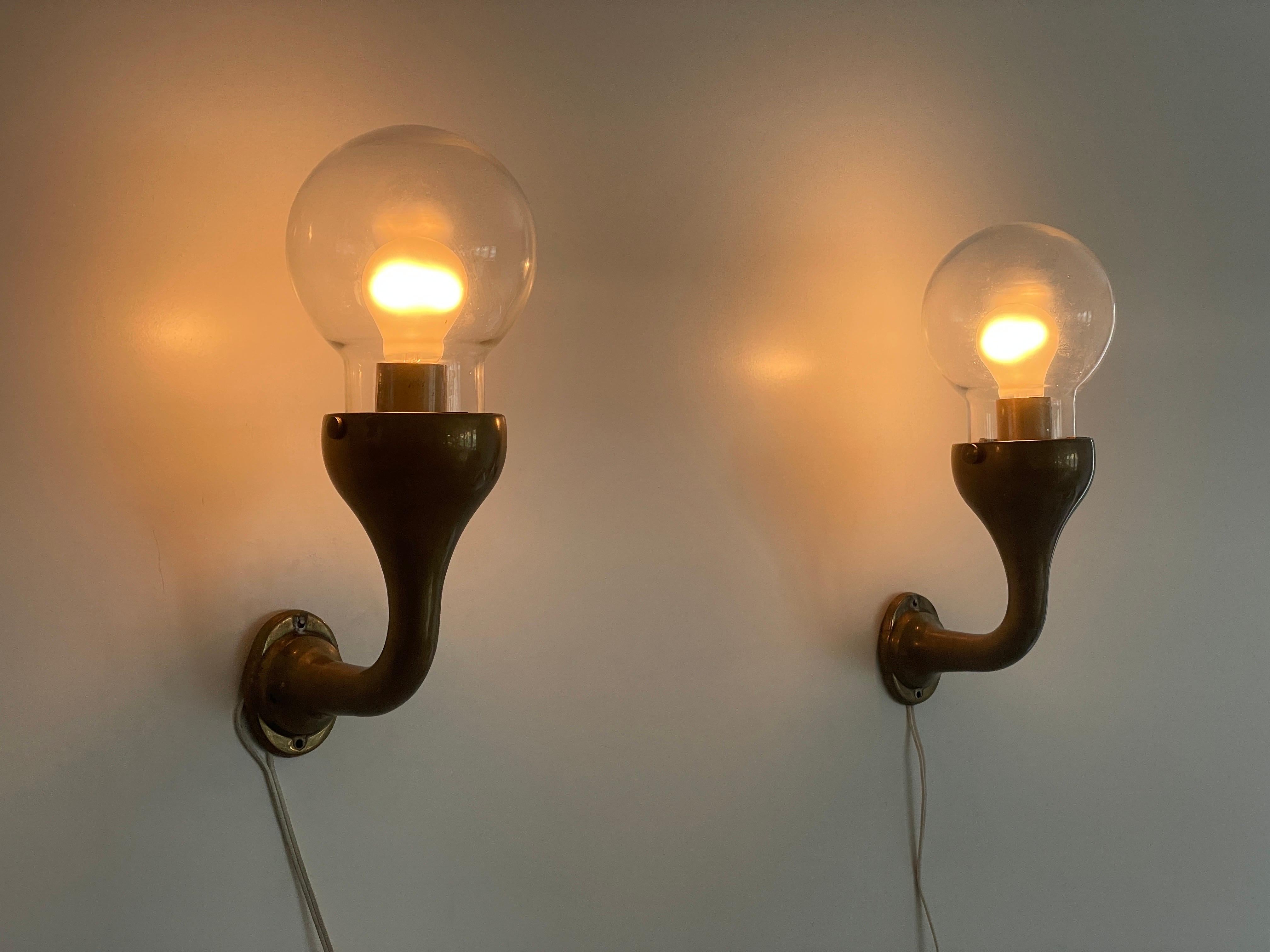 Modernist Glass and Bronze Body Pair of Sconces, 1960s, Italy en venta 5