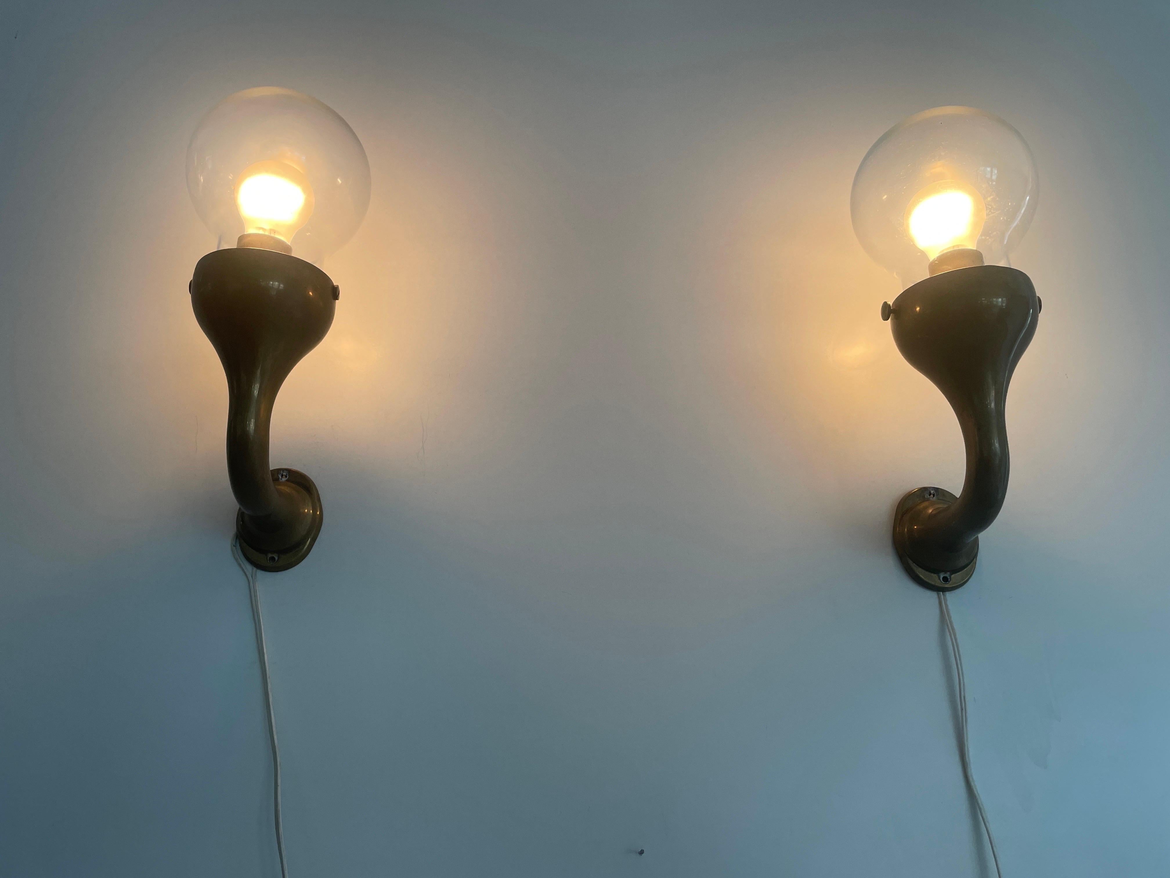 Modernist Glass and Bronze Body Pair of Sconces, 1960s, Italy en venta 6