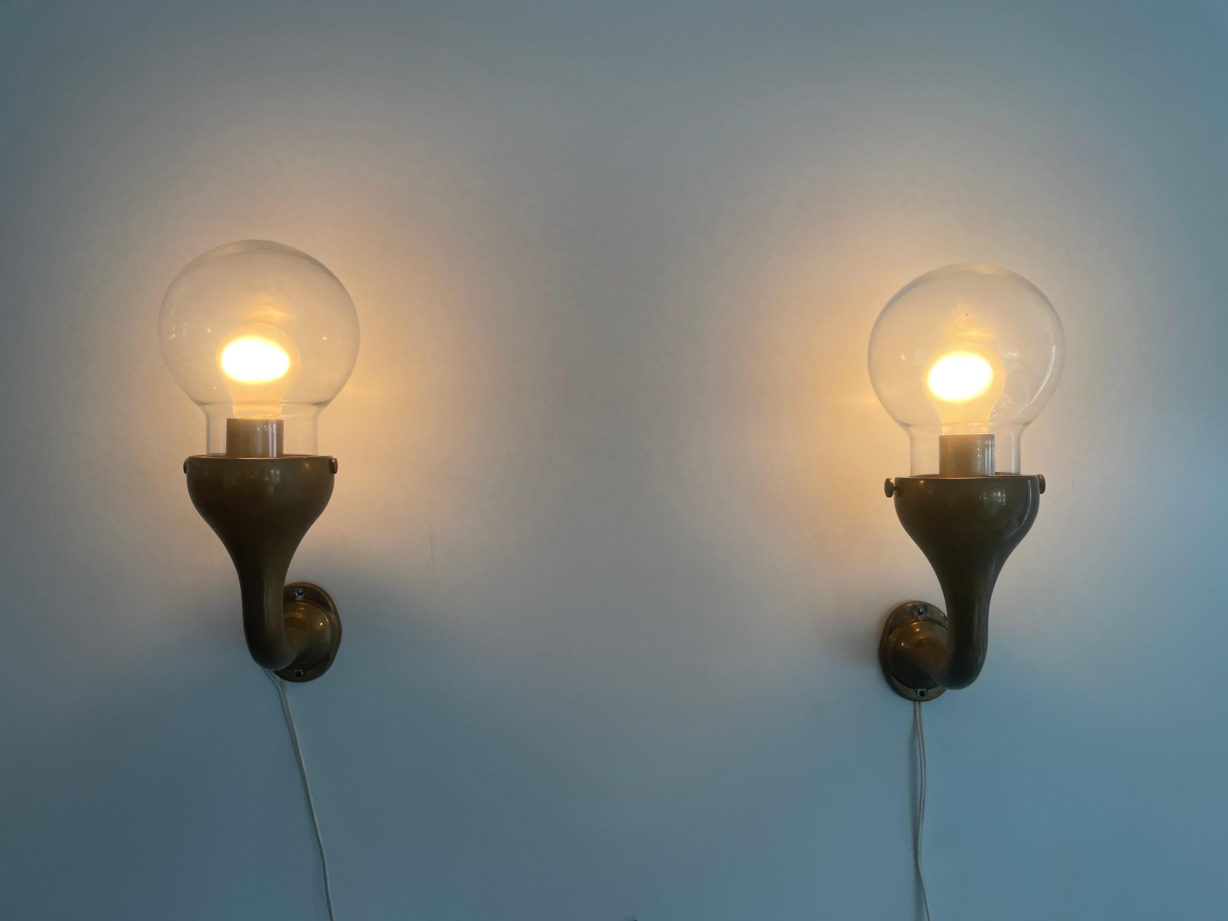 Modernist Glass and Bronze Body Pair of Sconces, 1960s, Italy en venta 7