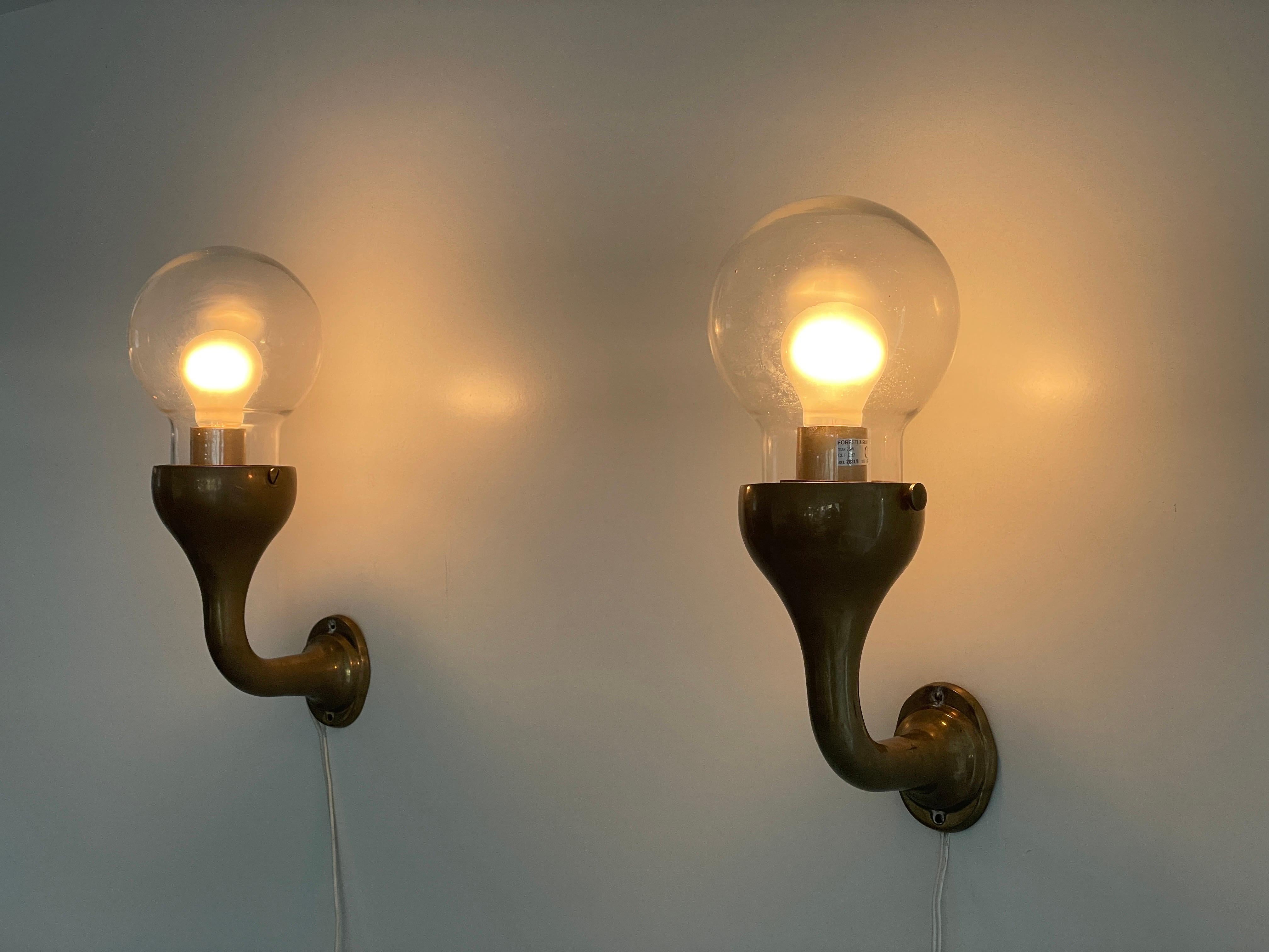 Modernist Glass and Bronze Body Pair of Sconces, 1960s, Italy en venta 8
