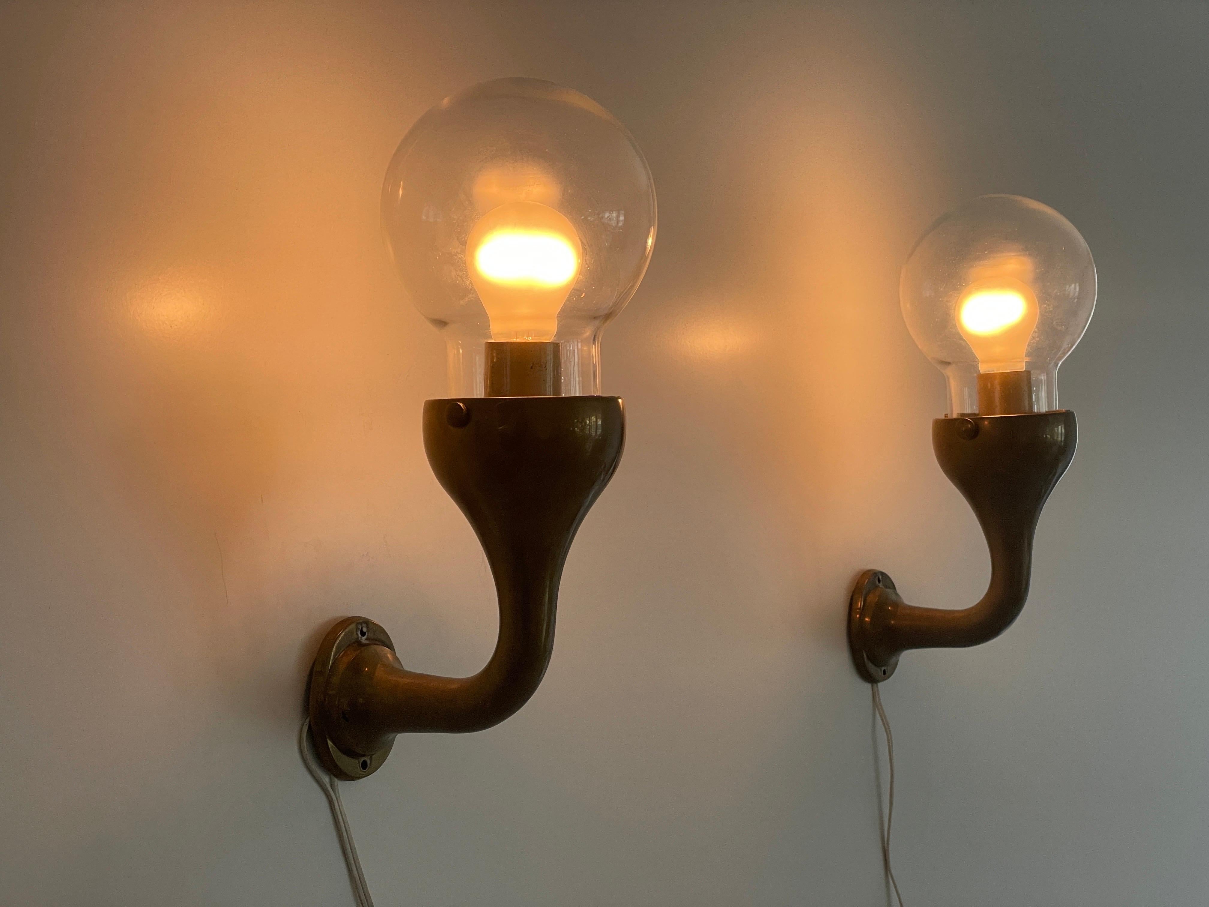 Modernist Glass and Bronze Body Pair of Sconces, 1960s, Italy en venta 10