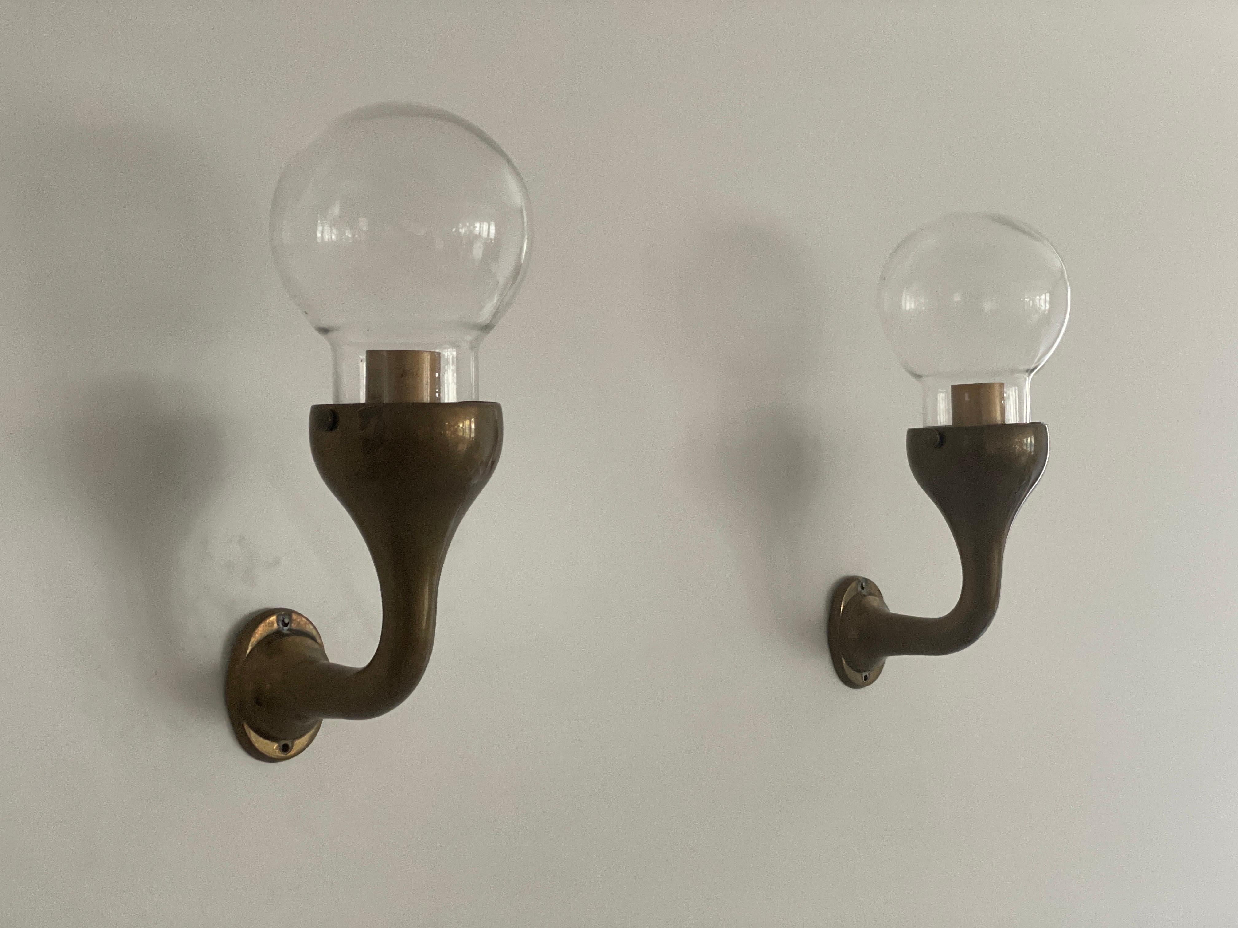 Modernist Glass and Bronze Body Pair of Sconces, 1960s, Italy en Excelente estado para la venta en Hagenbach, DE
