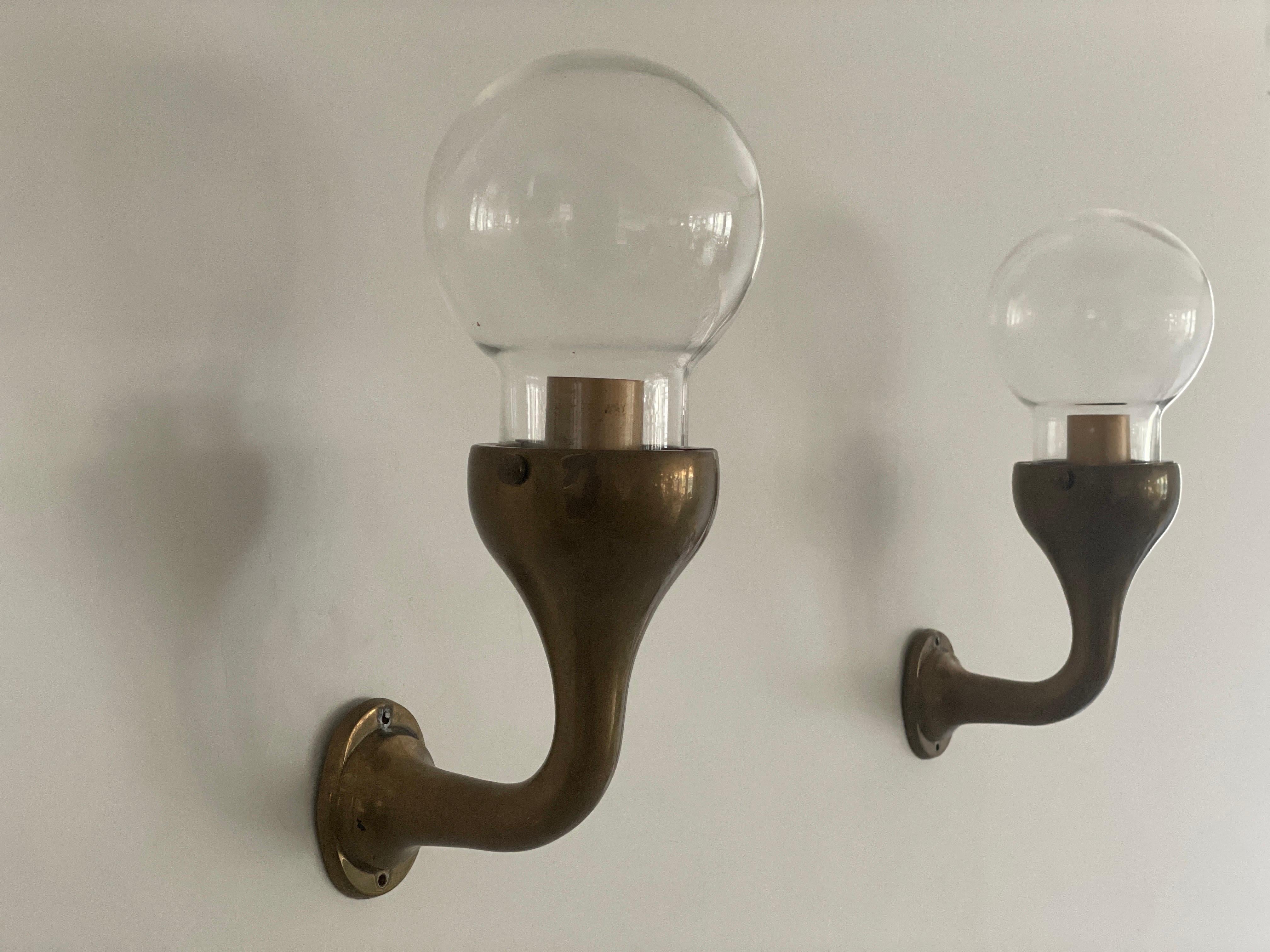 Modernist Glass and Bronze Body Pair of Sconces, 1960s, Italy mediados del siglo XX en venta