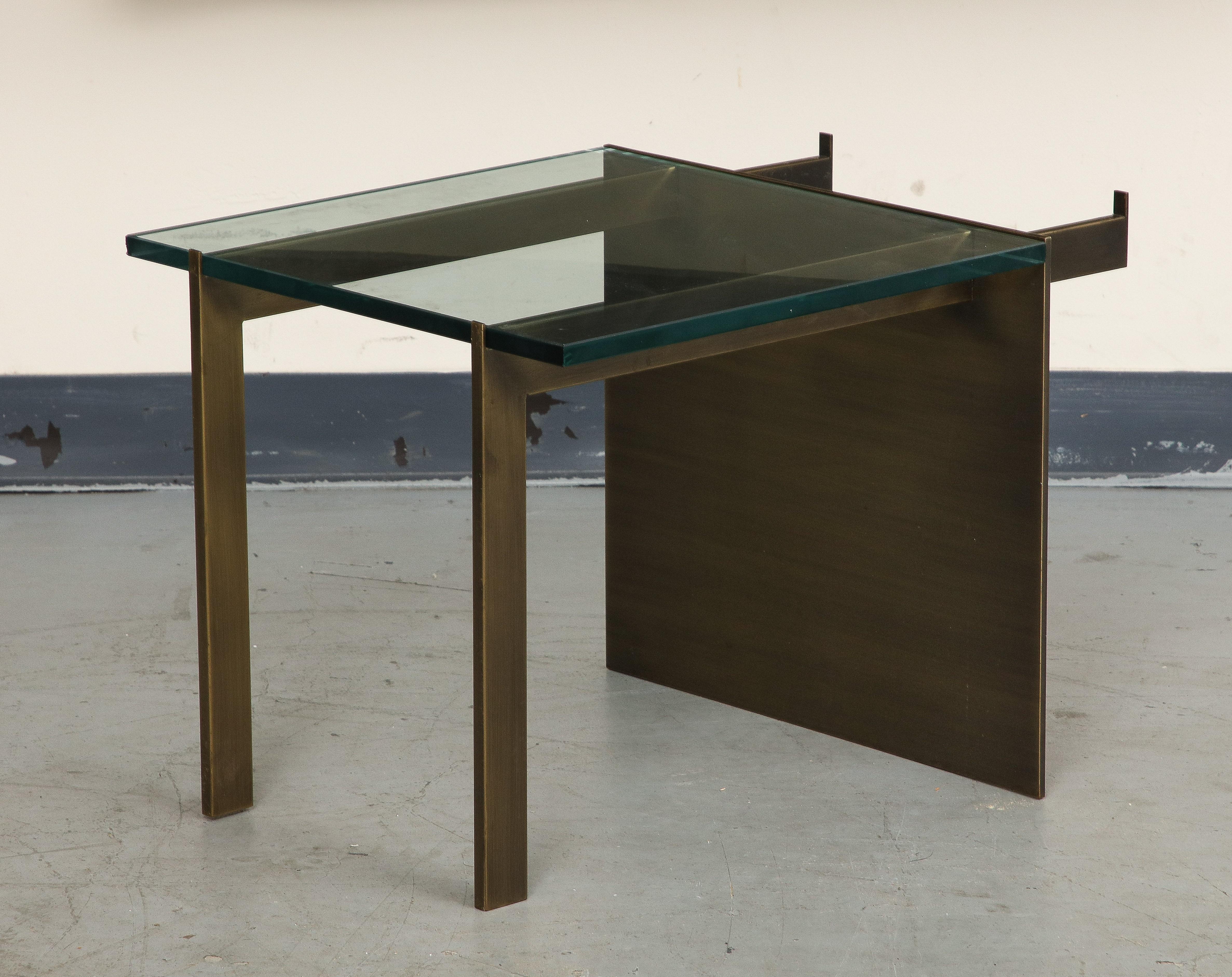 Table basse moderniste en verre et bronze en vente 4