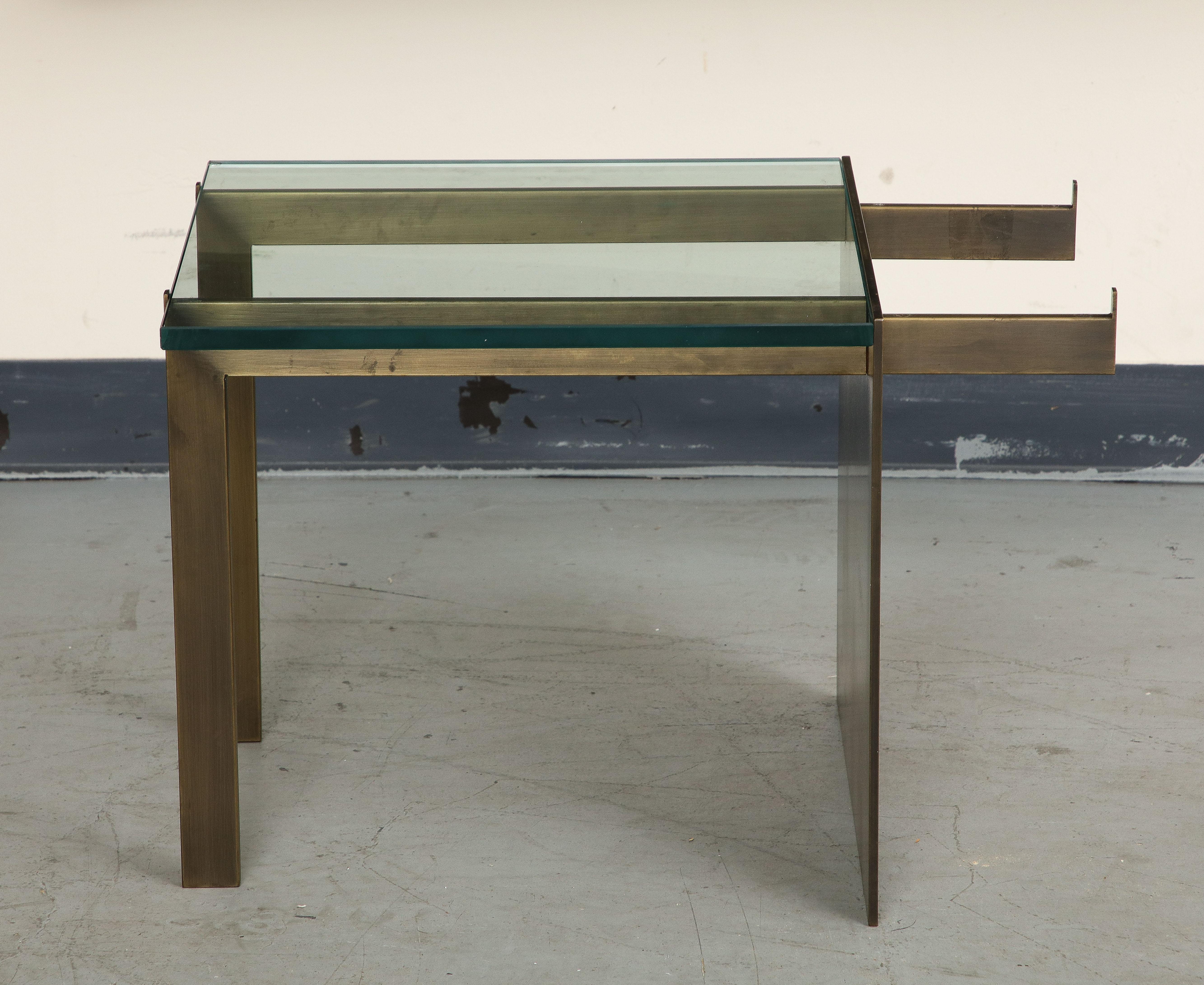 Table basse moderniste en verre et bronze en vente 5