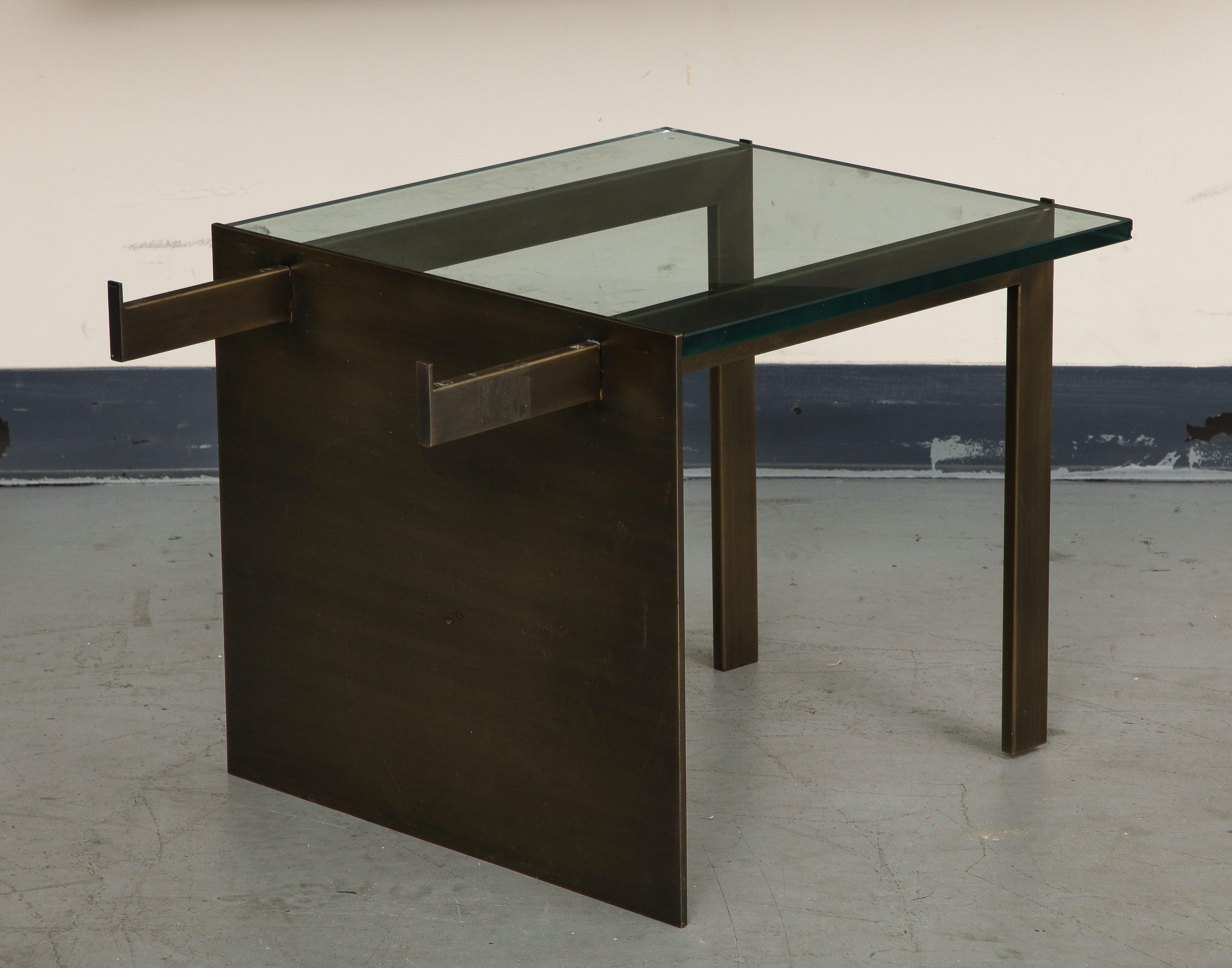Table basse moderniste en verre et bronze en vente 6