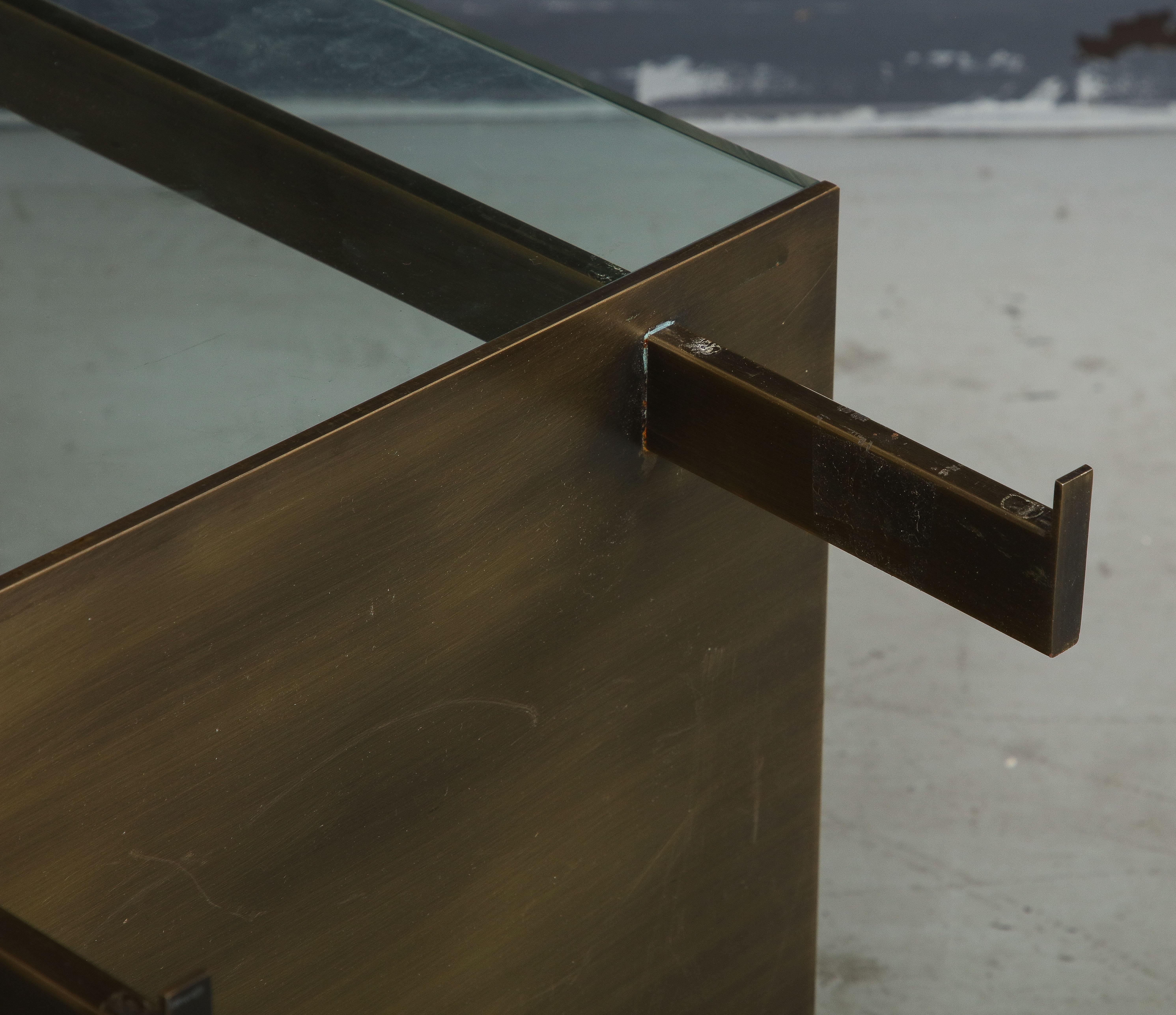 Table basse moderniste en verre et bronze en vente 7
