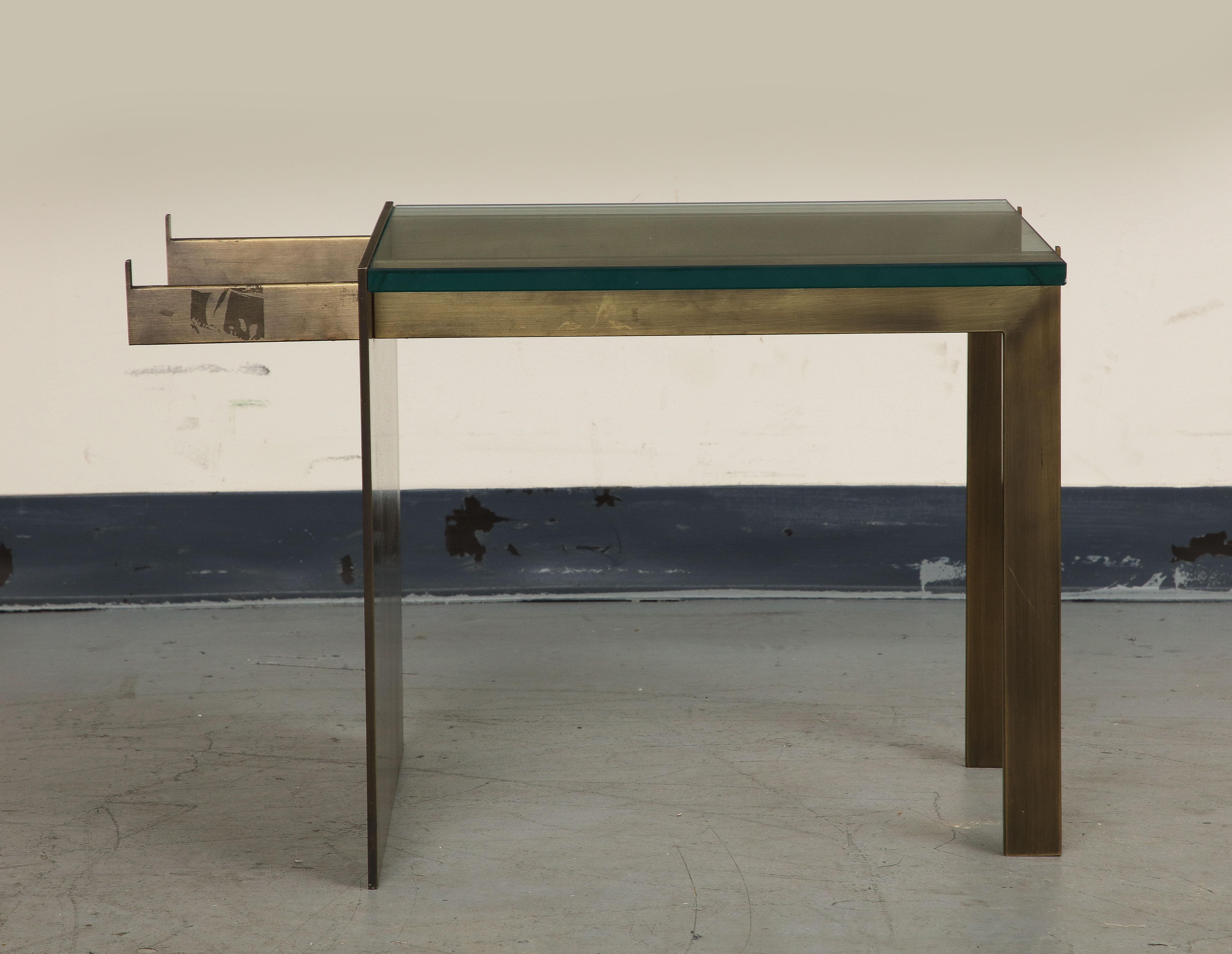 Moderne Table basse moderniste en verre et bronze en vente