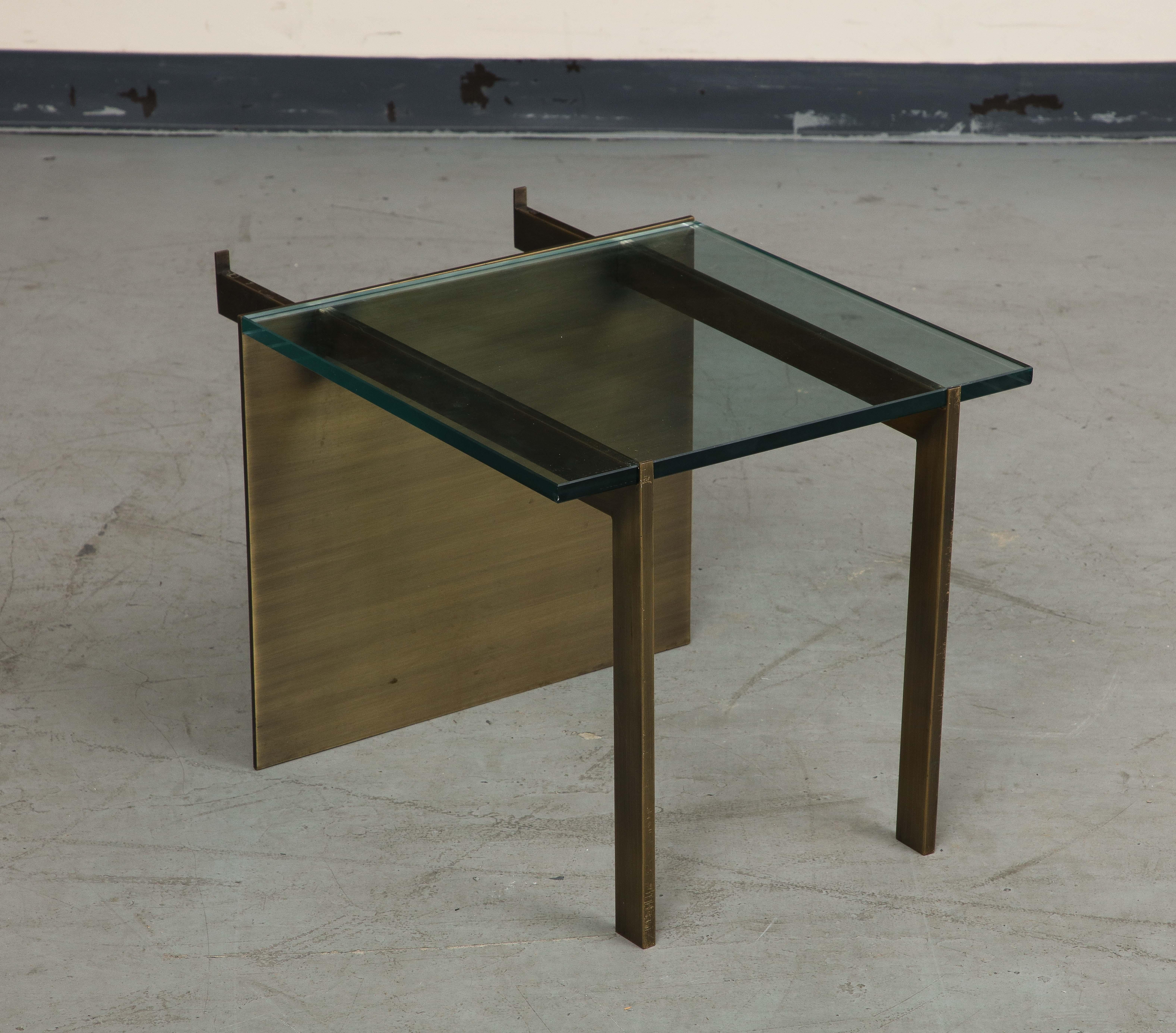 20ième siècle Table basse moderniste en verre et bronze en vente