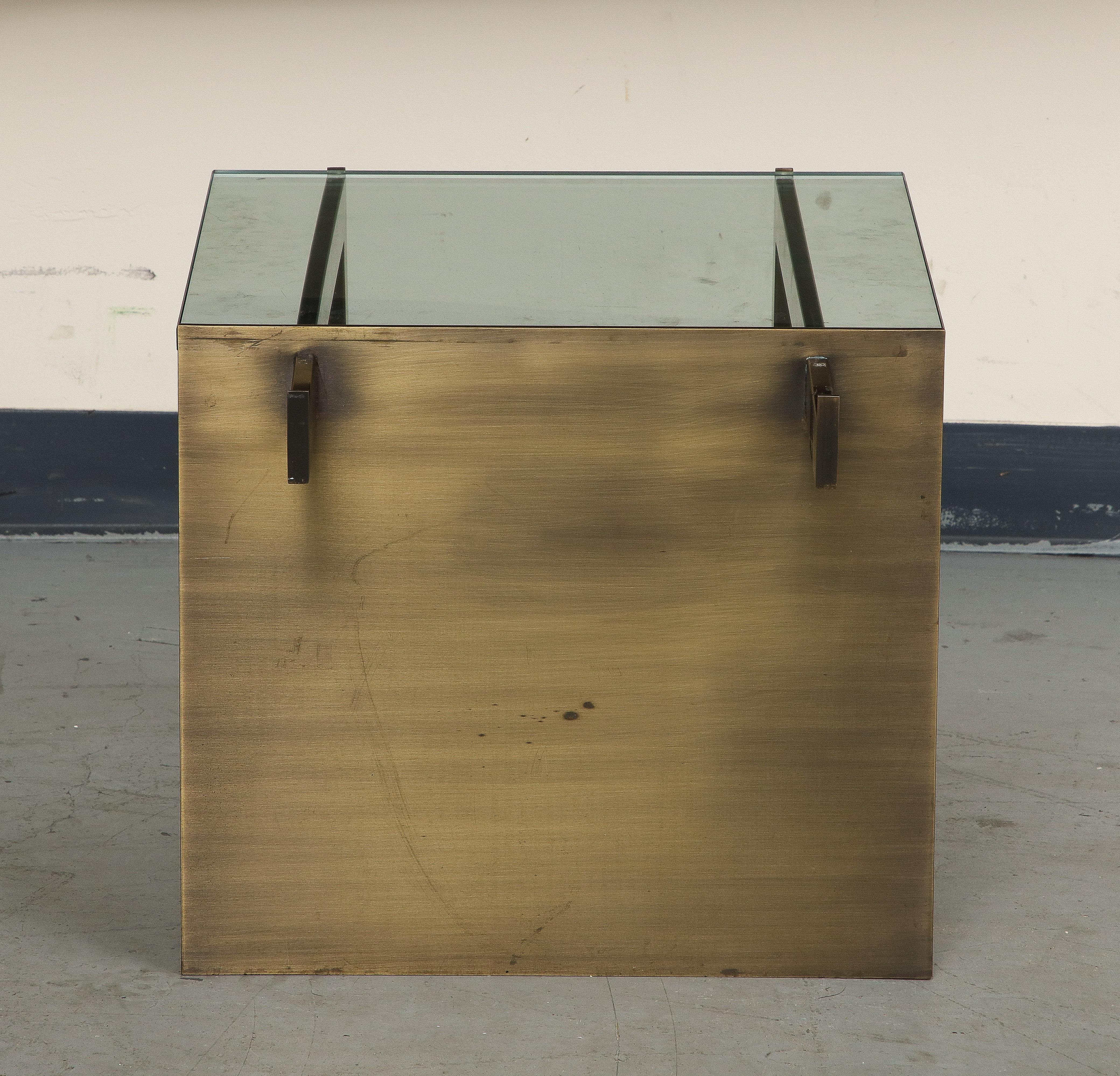 Table basse moderniste en verre et bronze en vente 2