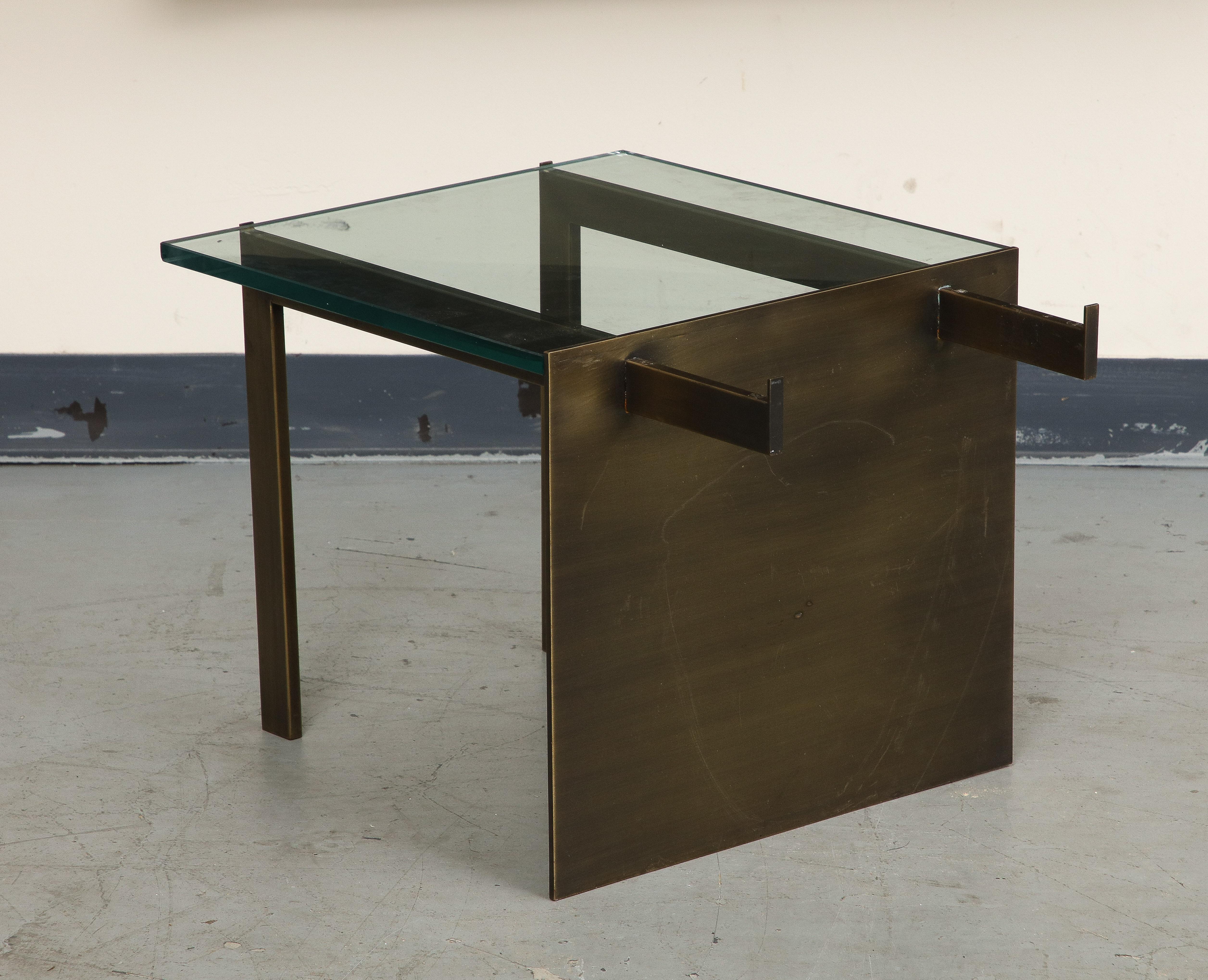Table basse moderniste en verre et bronze en vente 3