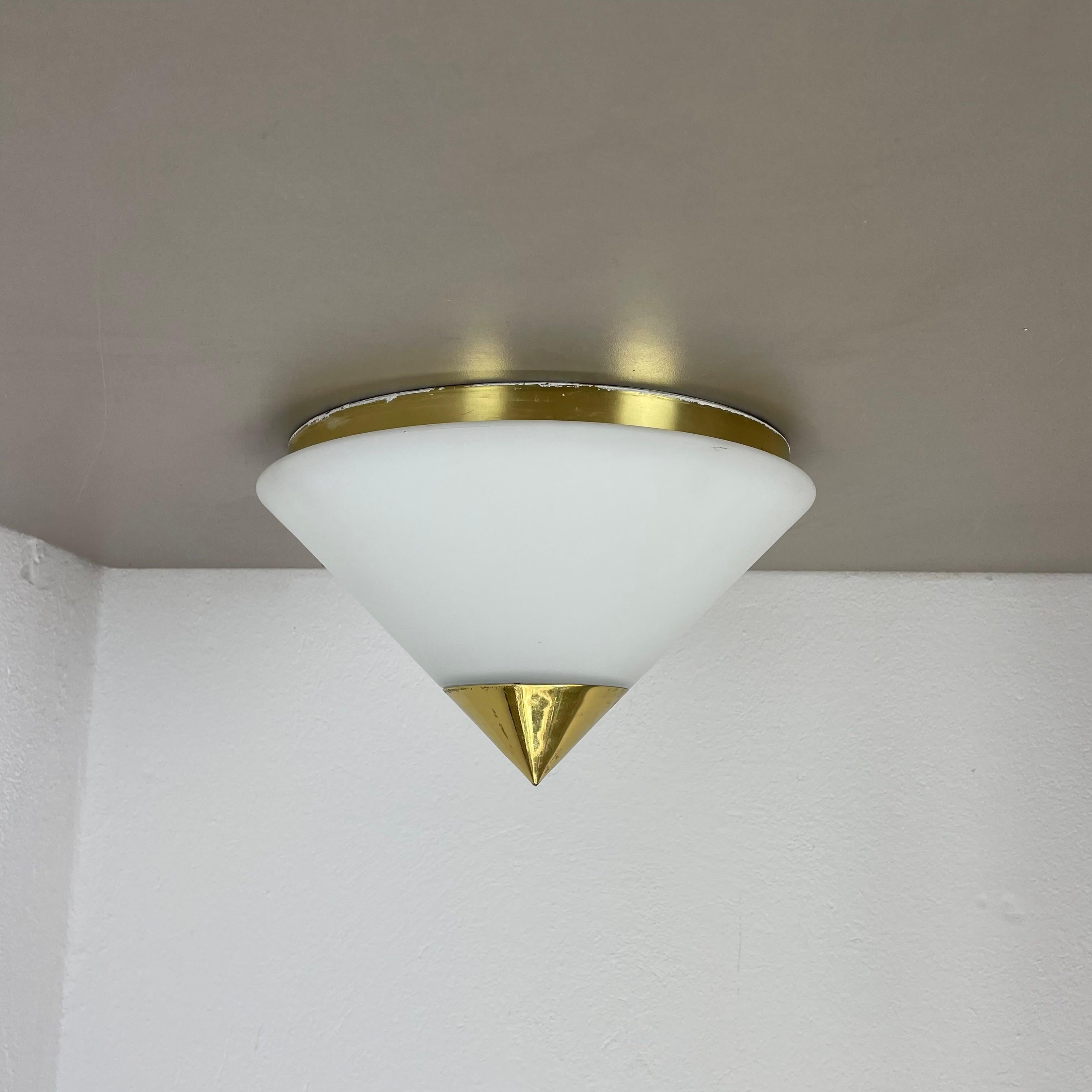 Article :

plafonnier


Producteur :

Glashütte Limburg, Allemagne



Origine :

Allemagne



Âge :

1970s



Plafonnier allemand moderniste original des années 1970 en verre blanc satiné en forme de cône avec un élément de fixation murale en métal