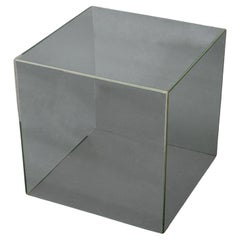 Tavolino cubo di vetro modernista