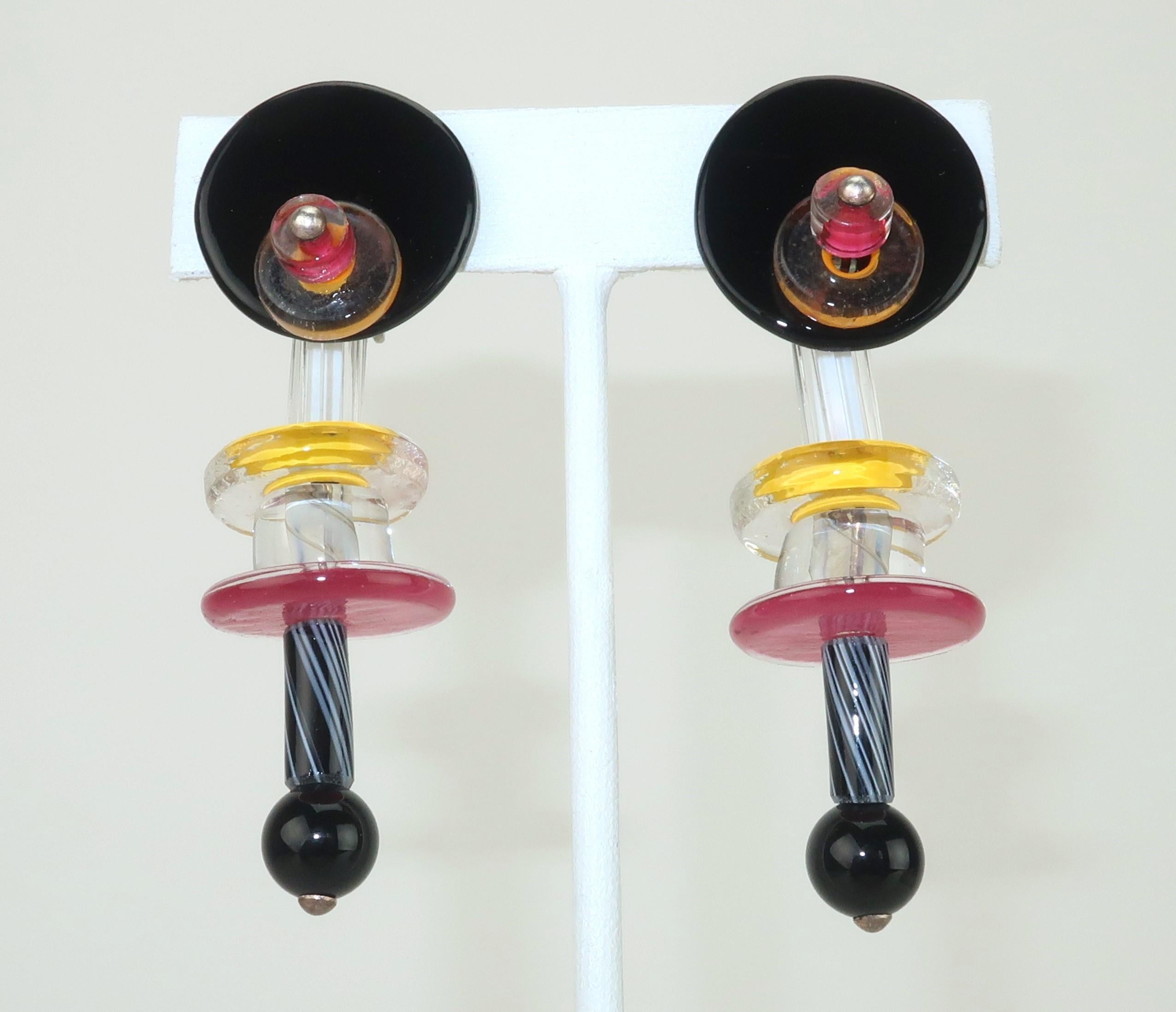 Modernistische Glasohrringe aus den 1960er Jahren mit kinetischer Bewegung und Clip-on-Beschlag.  Obwohl diese Ohrringe ein paar Jahrzehnte älter sind als der italienische Memphis Milano-Stil, erinnert der Look mit seiner Kombination aus